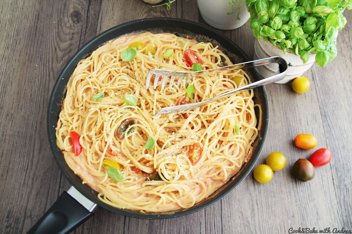 Spaghetti mit Tomaten-Sahne-Sauce - Filizity.com