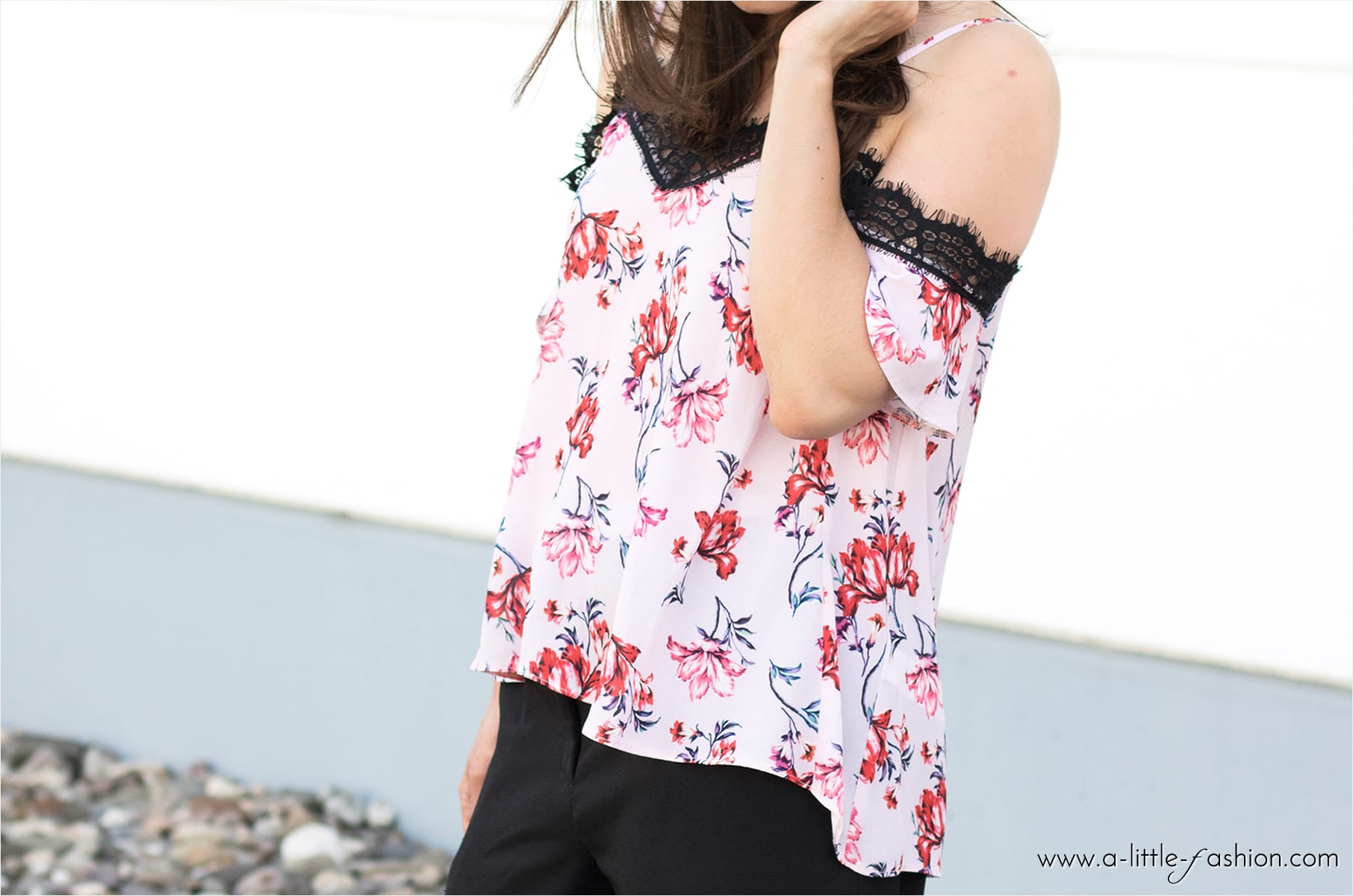 Outfit im Lingerie-Look mit Offshoulder-Blumentop und Palazzo-Hose | A Little Fashion