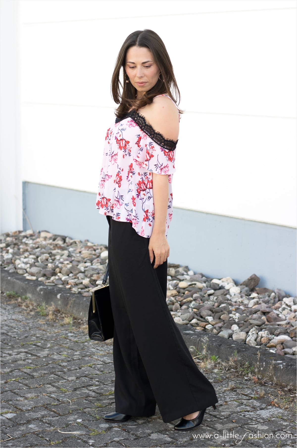 Outfit im Lingerie-Look mit Offshoulder-Blumentop und Palazzo-Hose | A Little Fashion