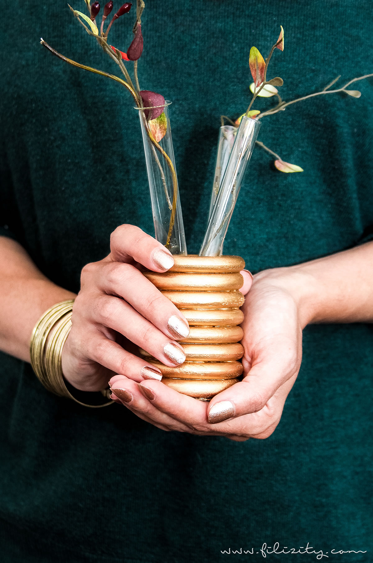 DIY:  Goldene Reagenzglas-Vase aus Gardinenringen selber machen #vase #gold #herbst