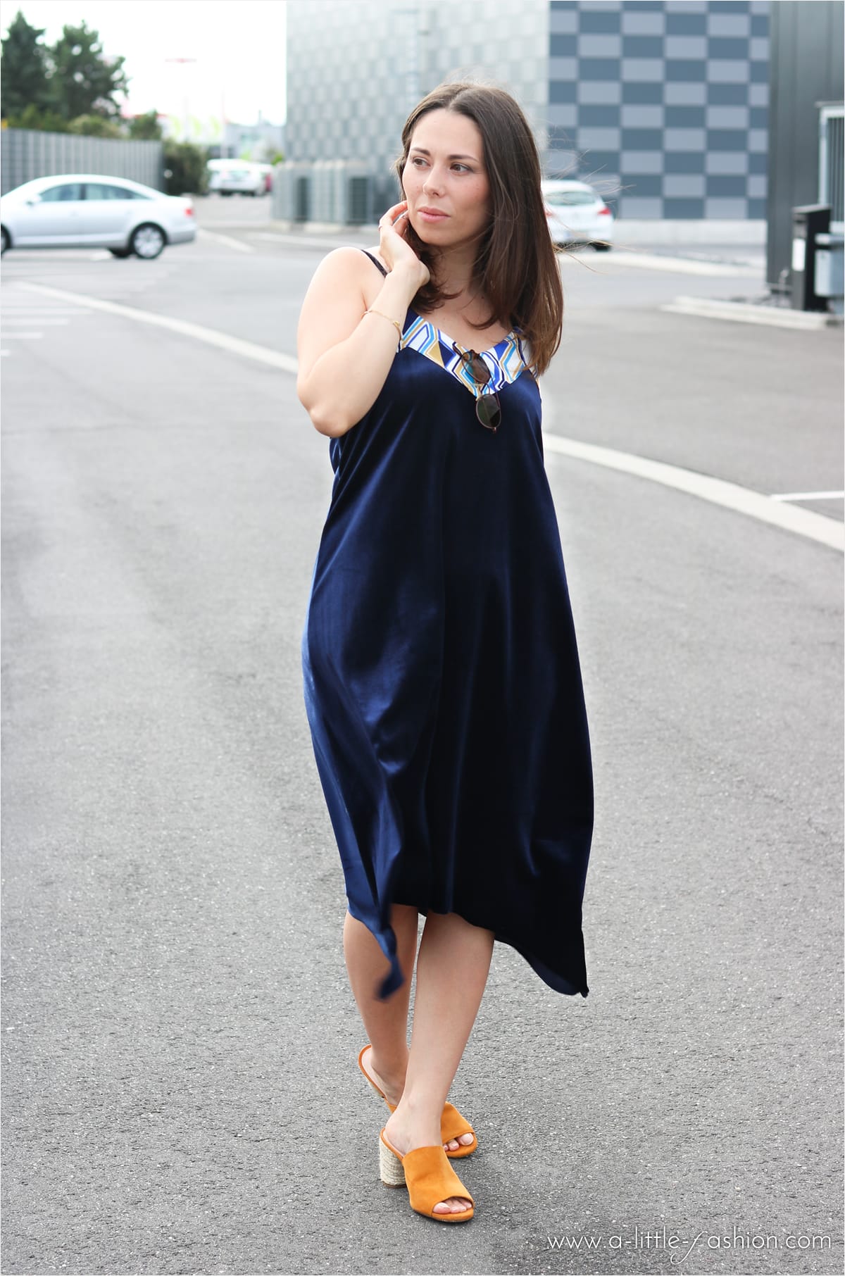 Outfit mit DIY Samt-Kleid und Mango Mules | A Little Fashion