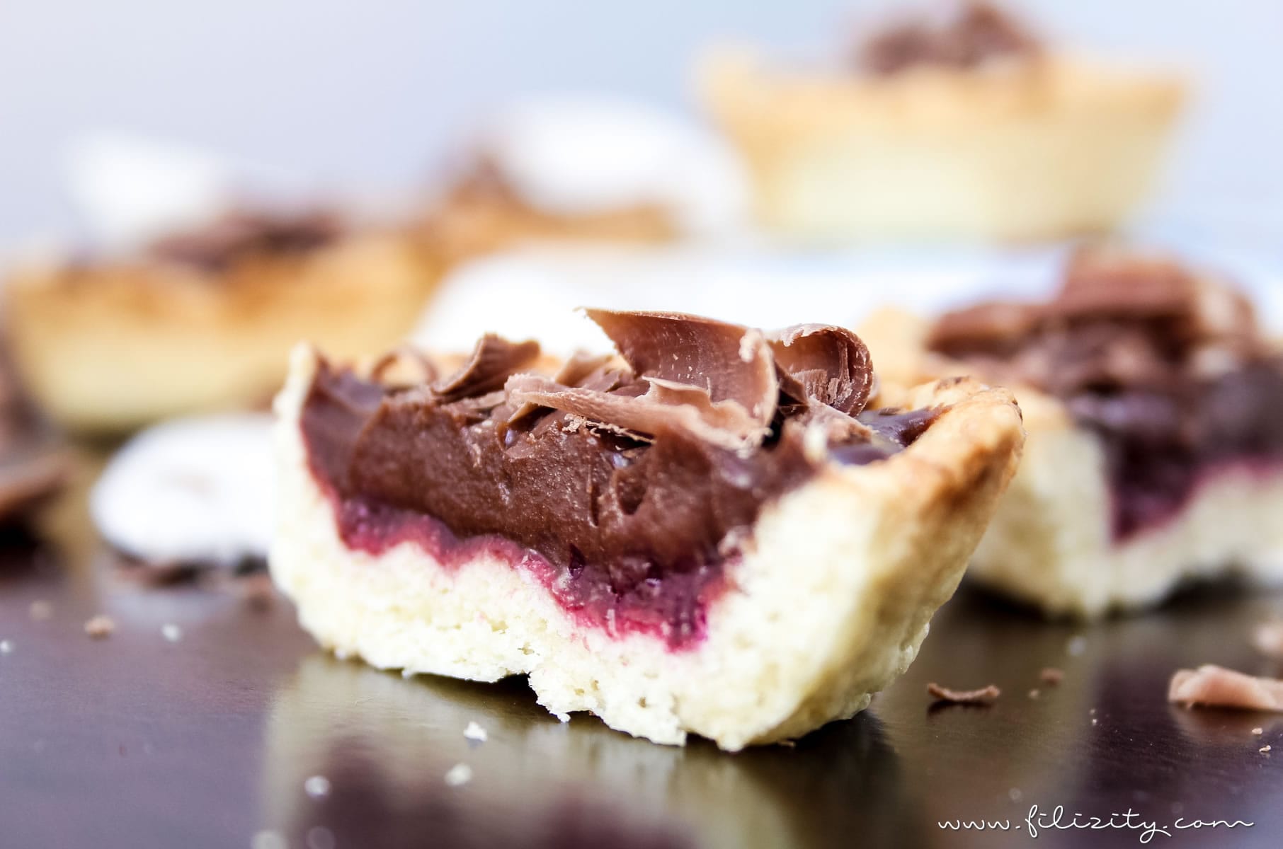Vegane Schoko-Törtchen mit Brombeer-Fruchtspiegel | Filizity.com | Food-Blog aus dem Rheinland #vegan #dessert #schokolade #torte