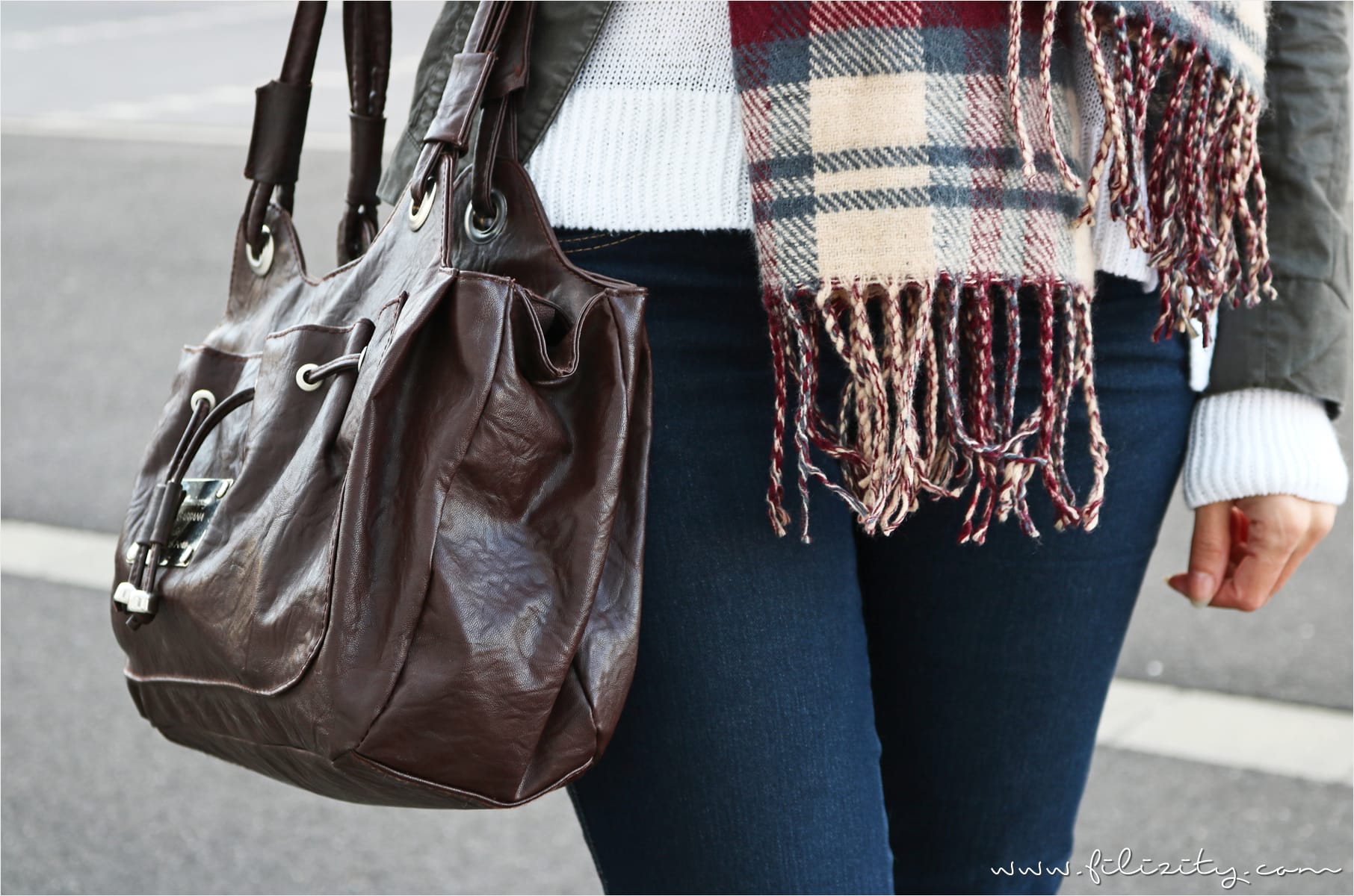 Casual Look für den Herbst mit Jeans, Pullover und Blazerjacke