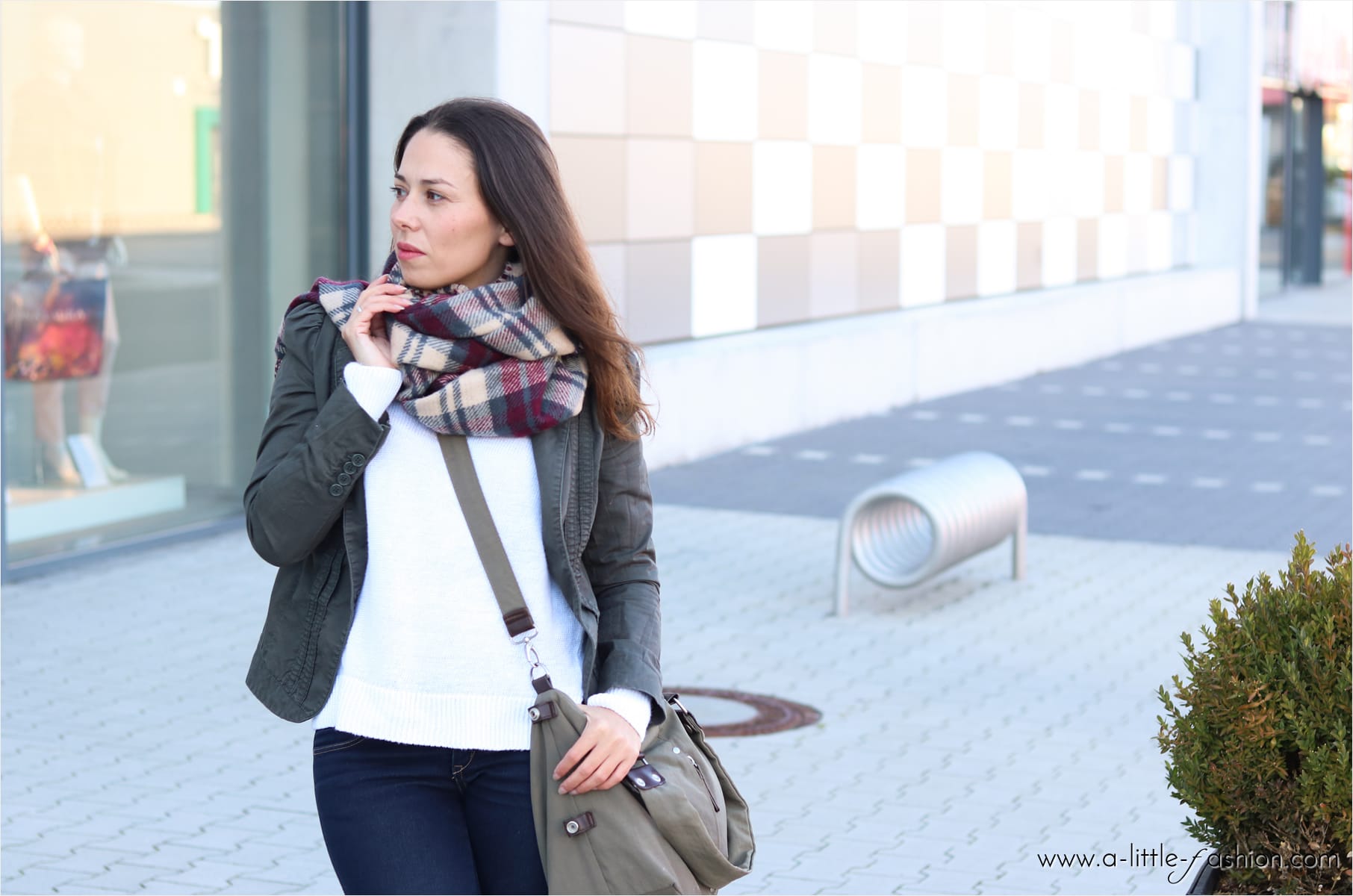 Outfit mit Basics - sportlicher Look mit Jeans, Pullover und Blazer-Jacke