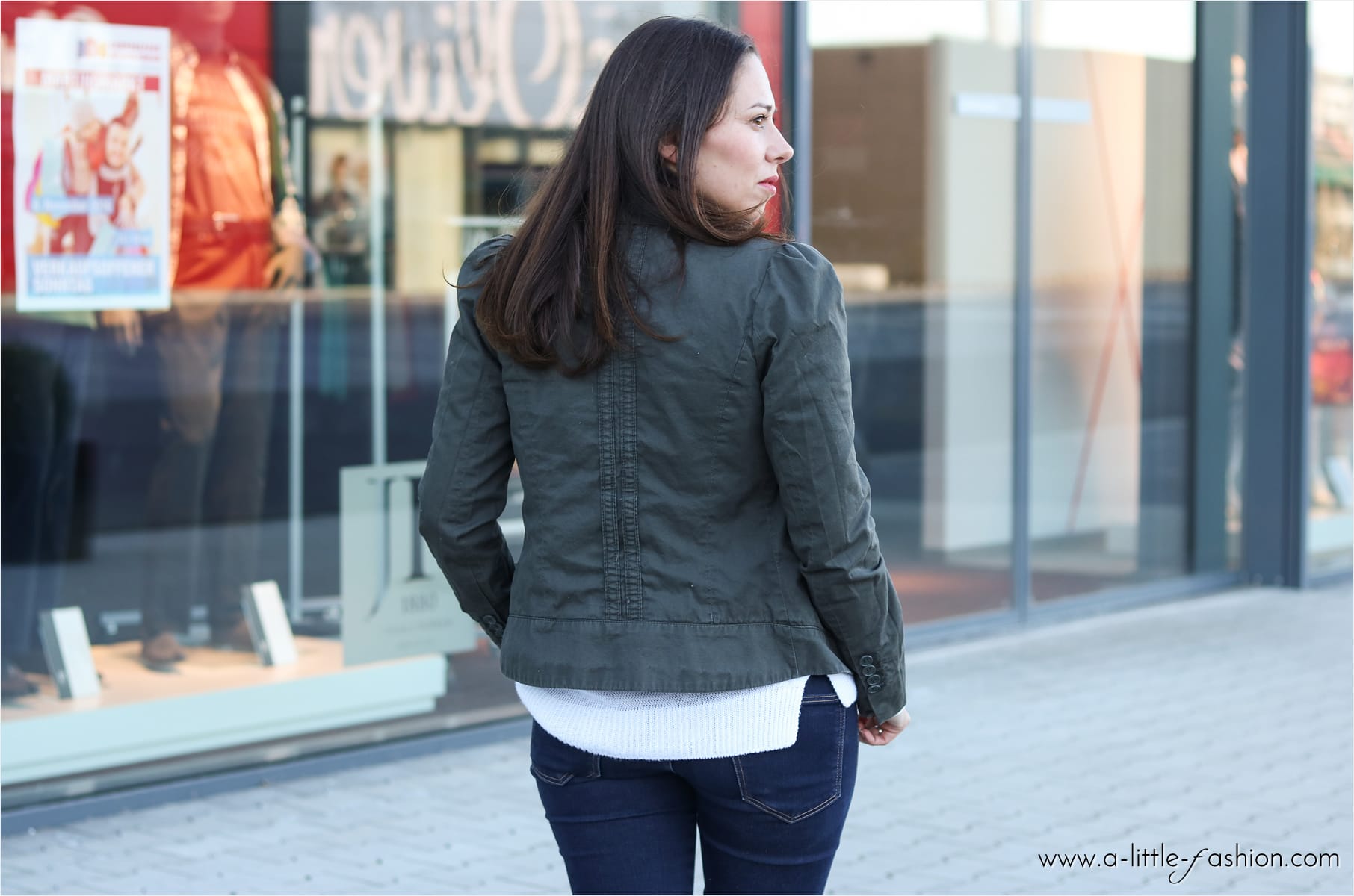 Outfit mit Basics - sportlicher Look mit Jeans, Pullover und Blazer-Jacke