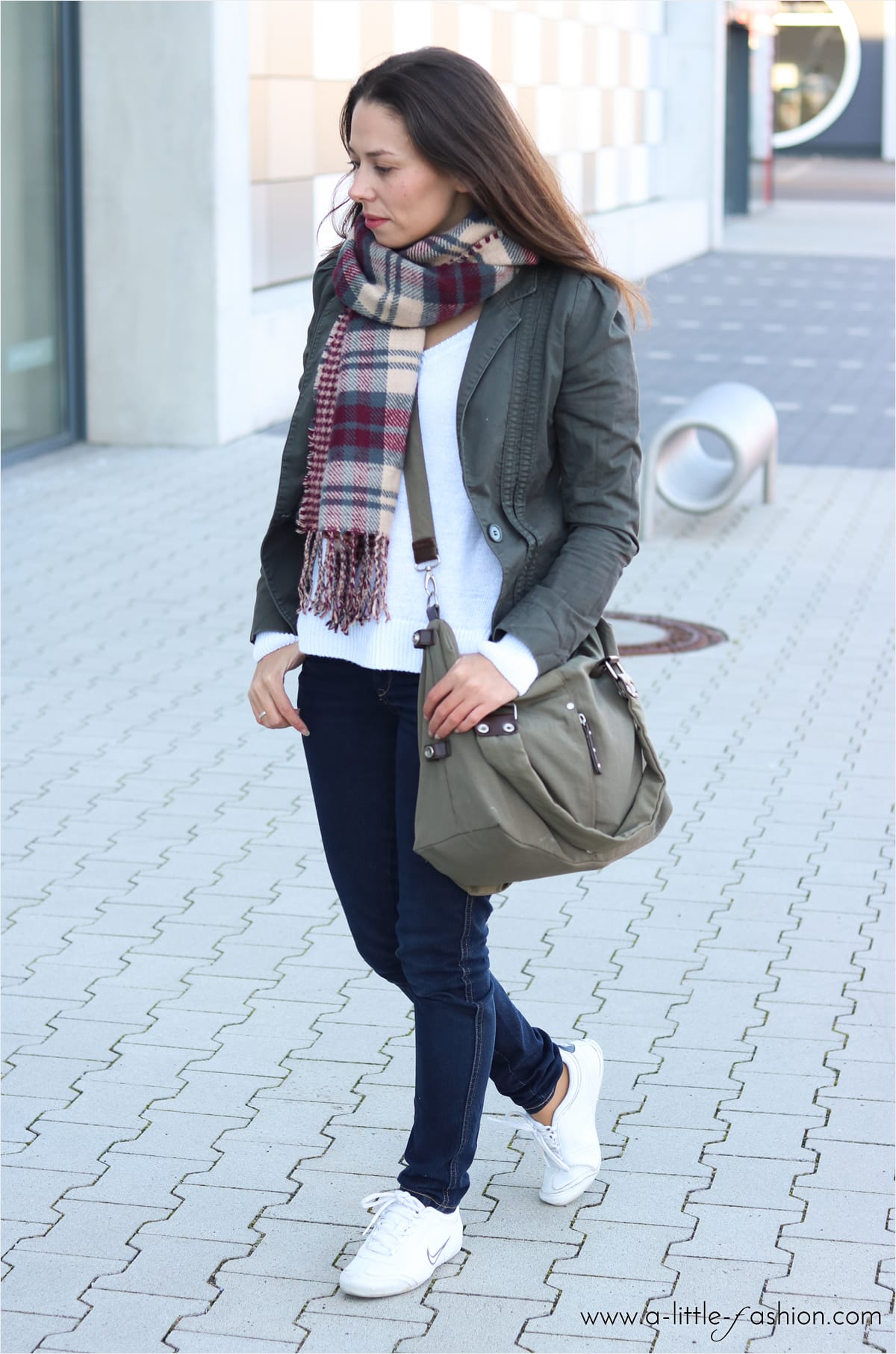 Outfit mit Basics - sportlicher Look mit Jeans, Pullover und Blazer-Jacke