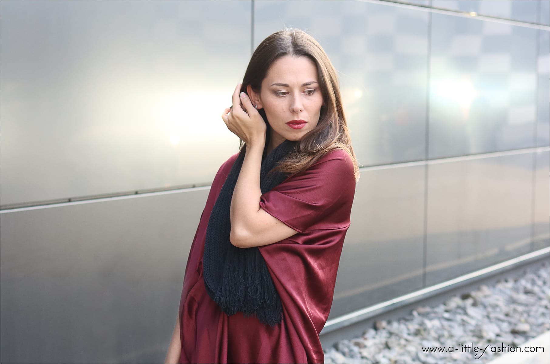 Satin-Kleid im alltagstauglichen Cozy Outfit mit Stiefeln und Fransen-Loop