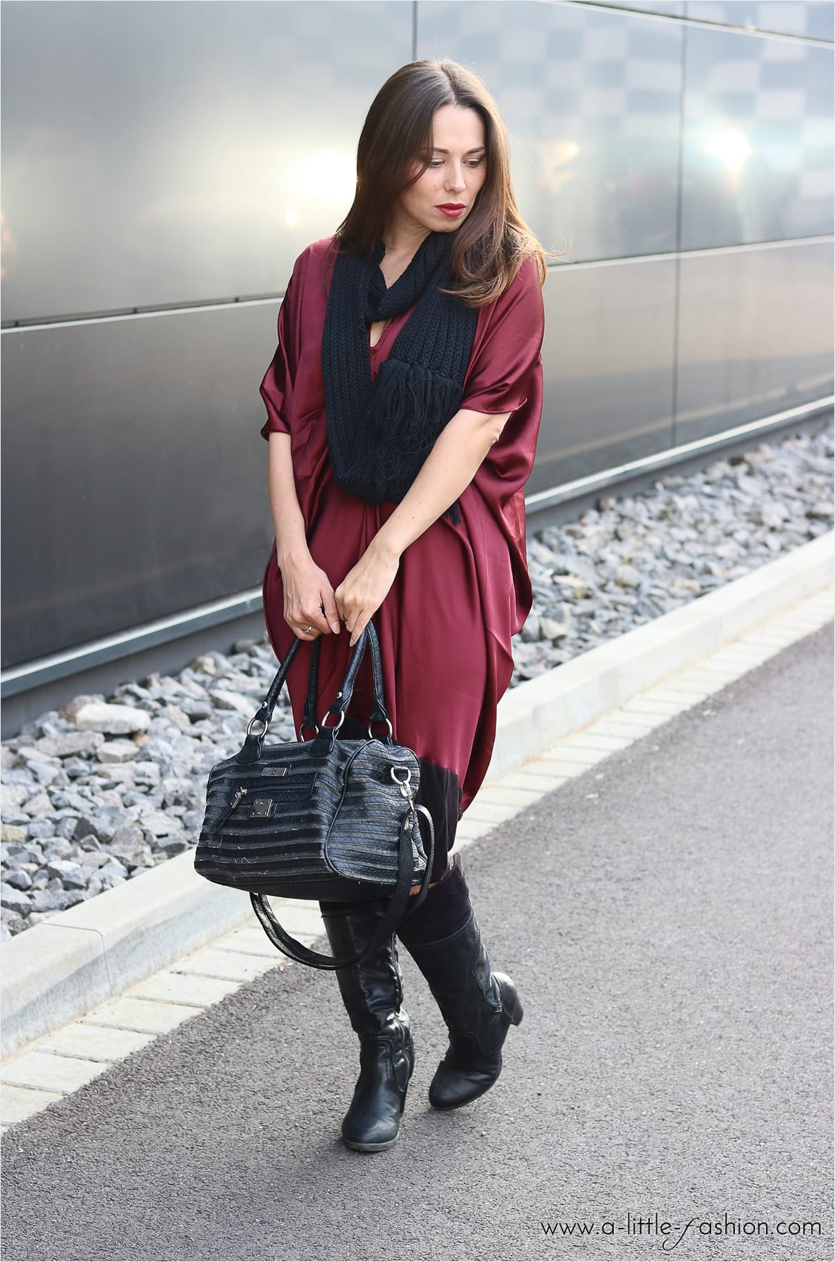 Satin-Kleid im alltagstauglichen Cozy Outfit mit Stiefeln und Fransen-Loop