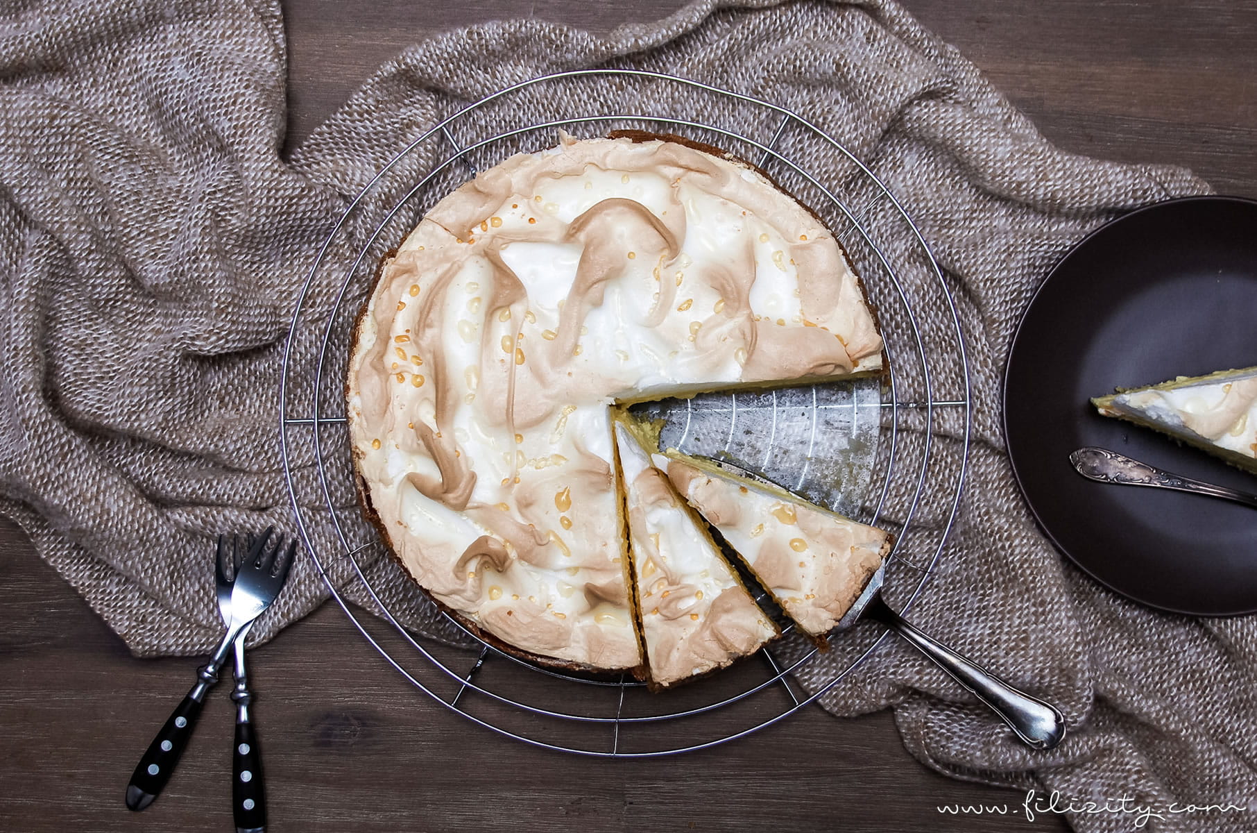 Rezept: Tränchentorte - Käsekuchen mit Baiserhaube | Filizity.com | Food-Blog aus dem Rheinland #cheesecake