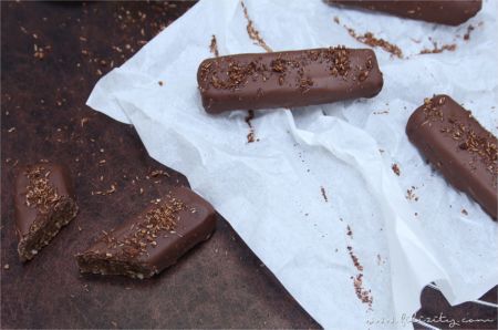 Rezept: Vegane Energy Bars mit Datteln, Zimt und Kokos. Diese Schoko-Riegel sind eine wahre Gaumenfreude und noch dazu schnell und einfach selbst gemacht!