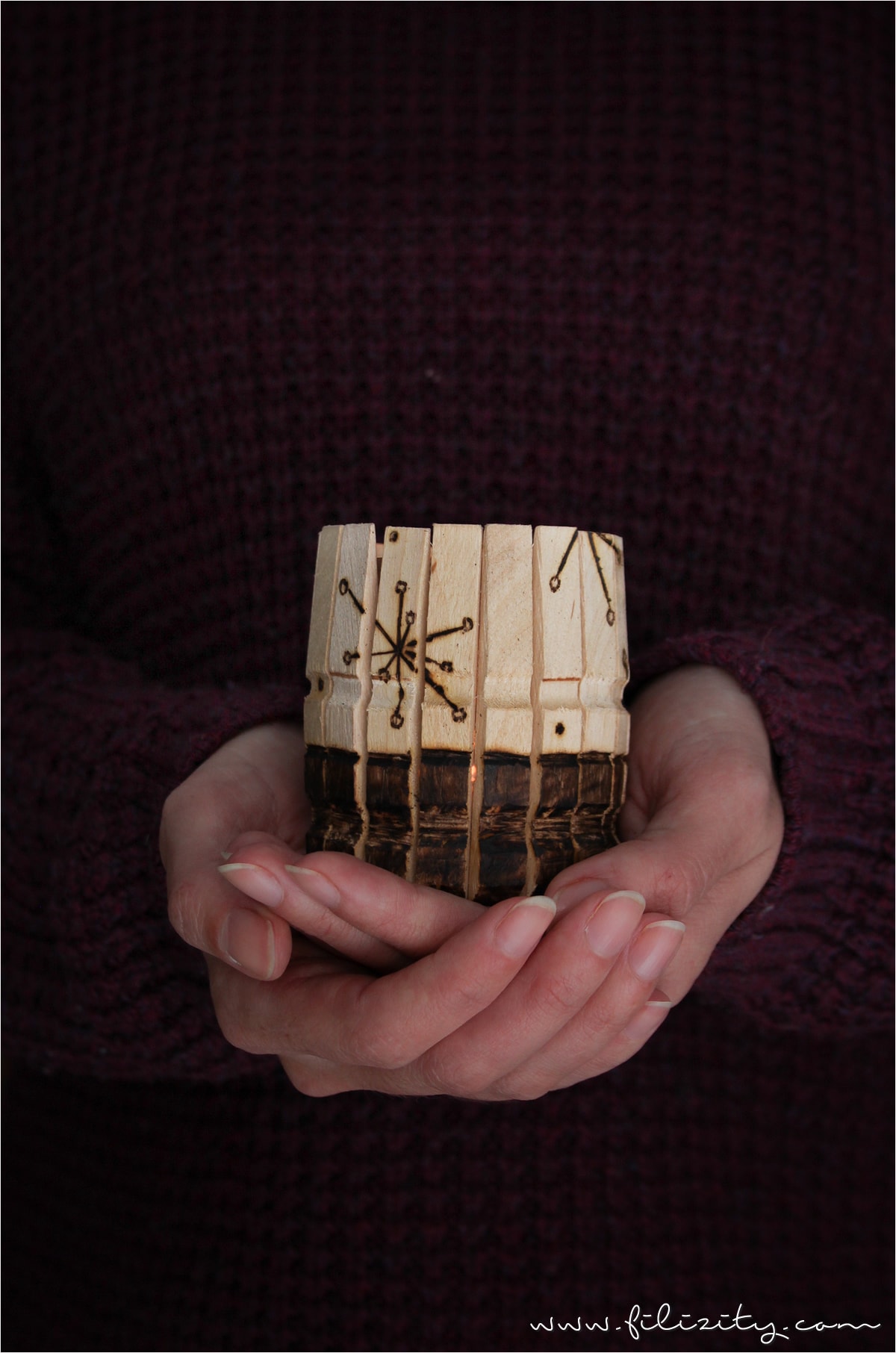 Brandmalerei: DIY Teelicht-Kerzen-Halter aus Holz-Wäscheklammern