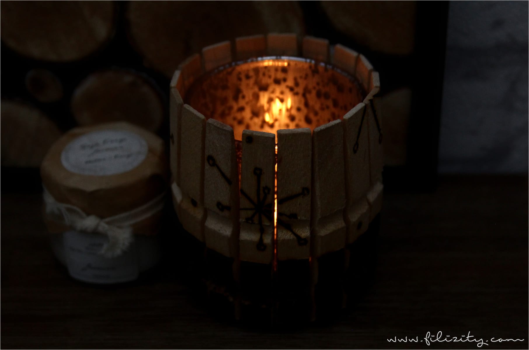 Brandmalerei: DIY Teelicht-Kerzen-Halter aus Holz-Wäscheklammern