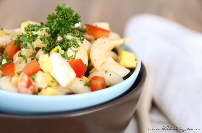 Nudelsalat mit Curry als Partyfood oder Beilage zum Grillen | Filizity.com | Food-Blog aus dem Rheinland #partyfood #salat #silvester #nye