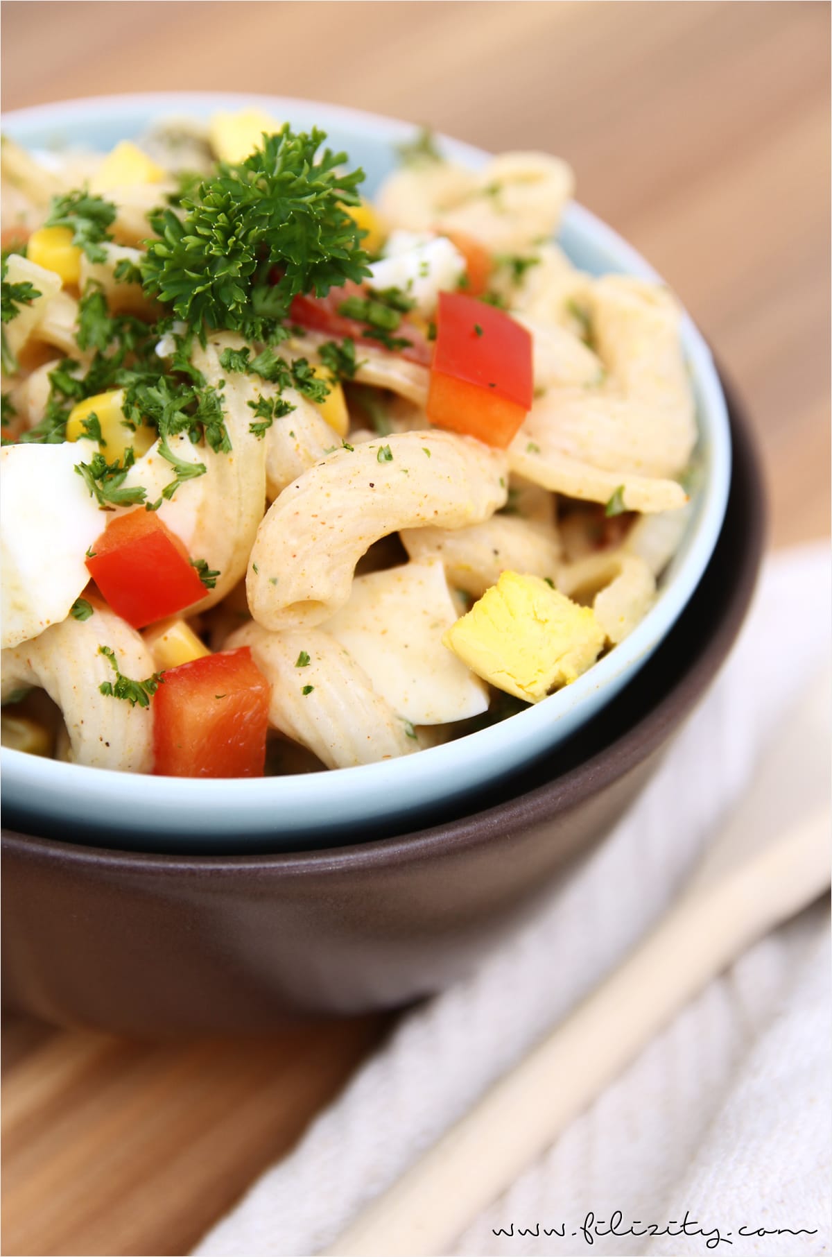 Nudelsalat mit Curry als Partyfood oder Beilage zum Grillen | Filizity.com | Food-Blog aus dem Rheinland #partyfood #salat #silvester #nye