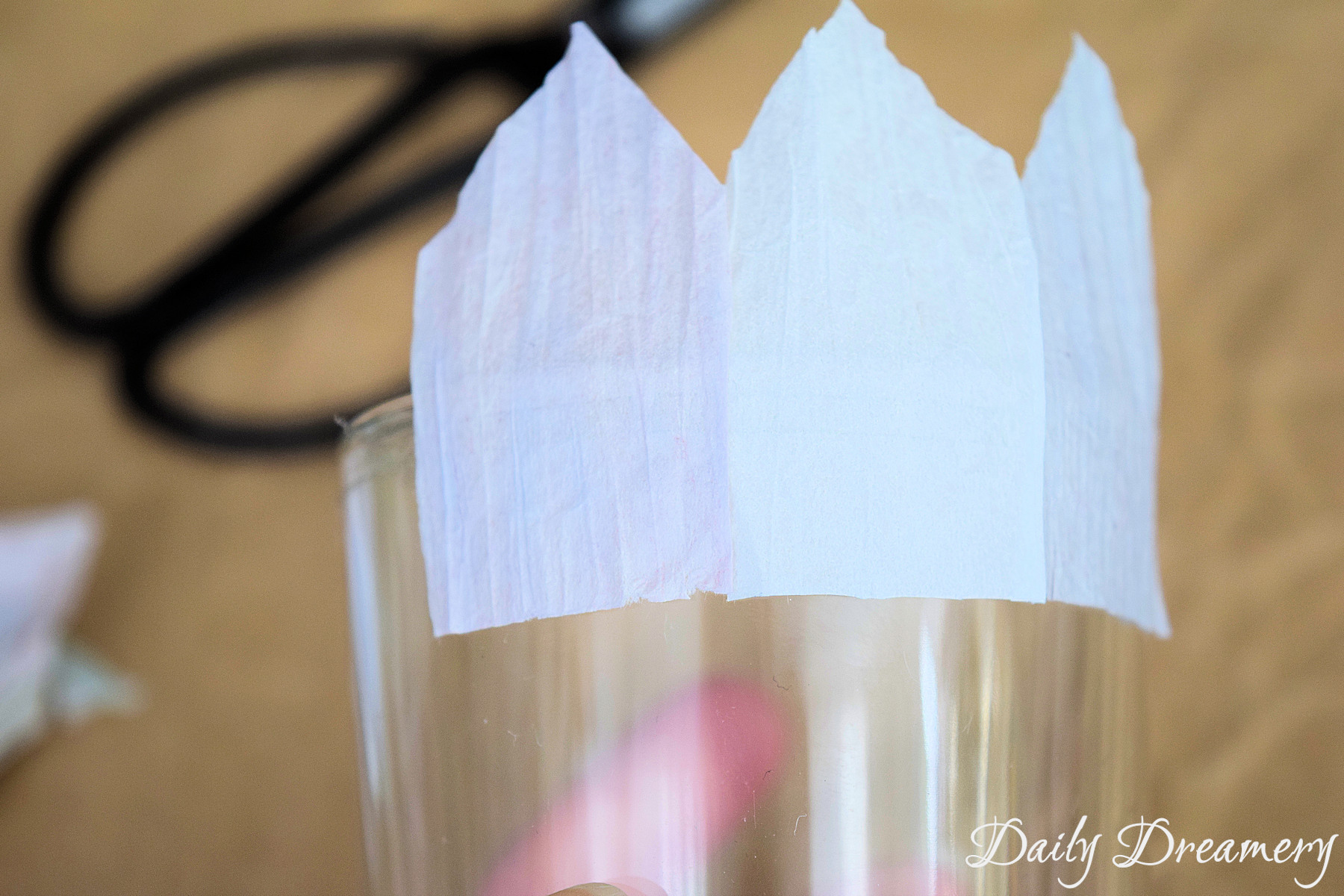 fruehlingshafte Teelicht-Halter aus Papiergarn