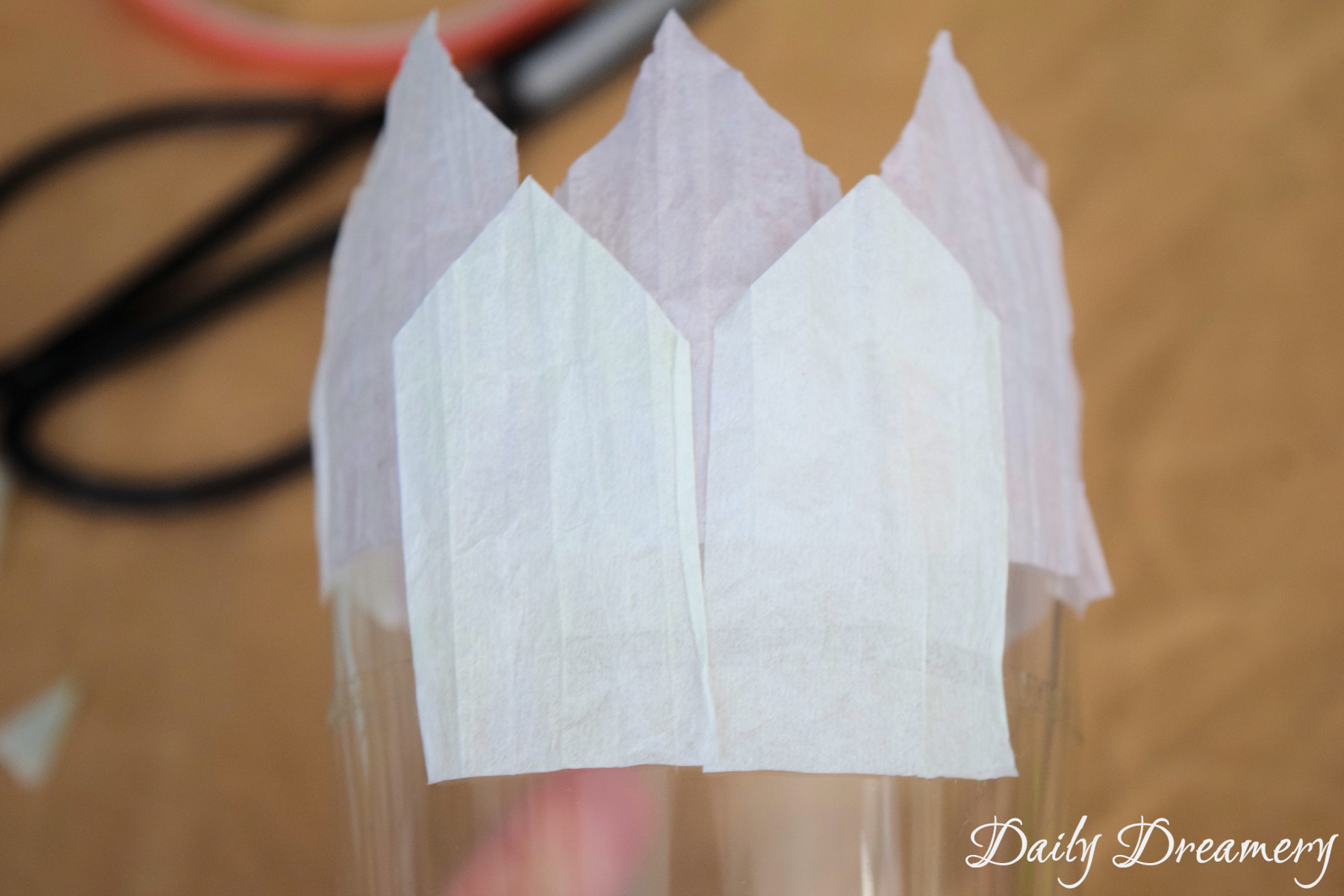 fruehlingshafte Teelicht-Halter aus Papiergarn