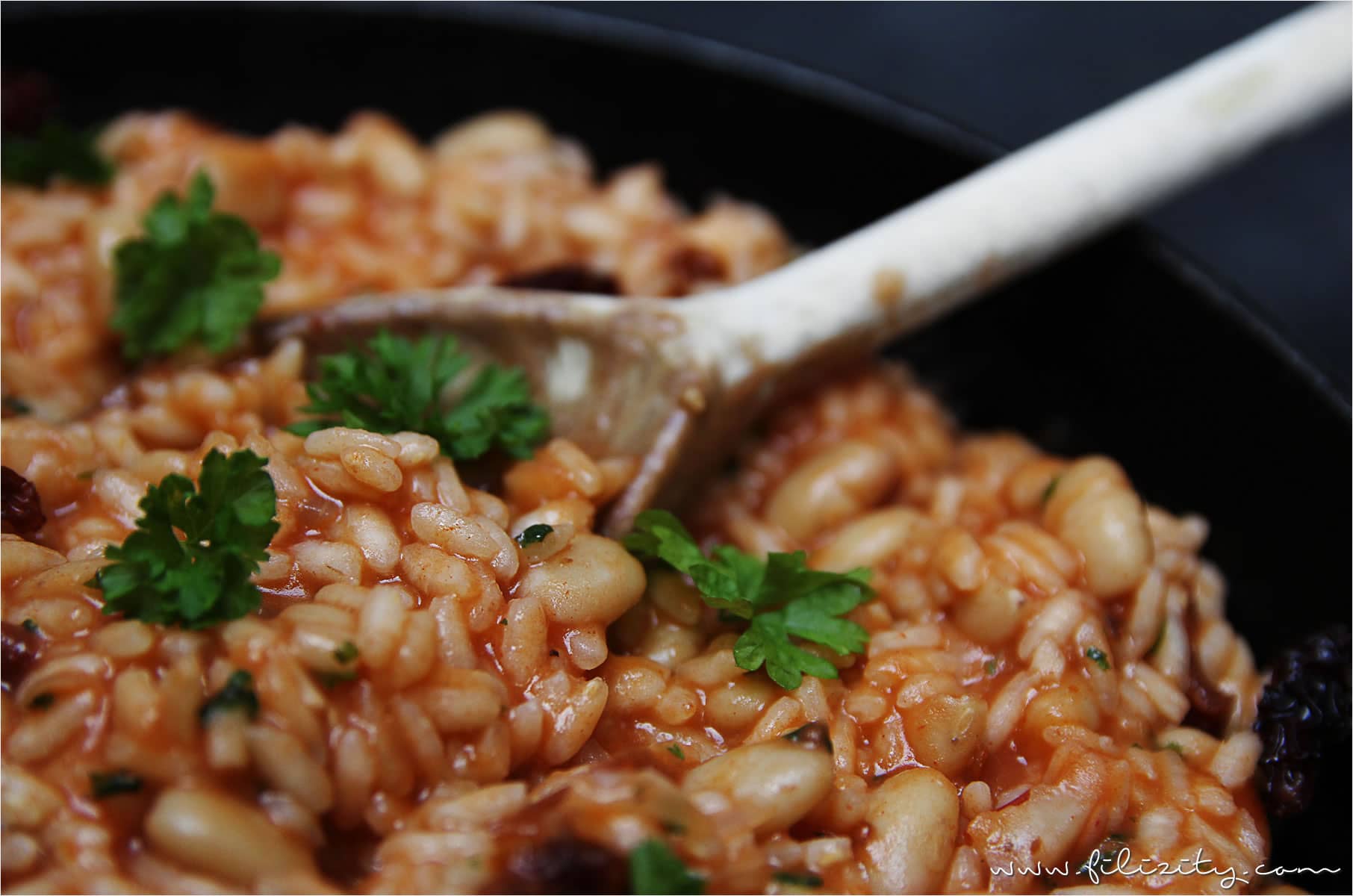 Rezept für One-Pot-Reis mit Bohnen: Vollwertige, gesunde Mahlzeit in nur 20 Minuten