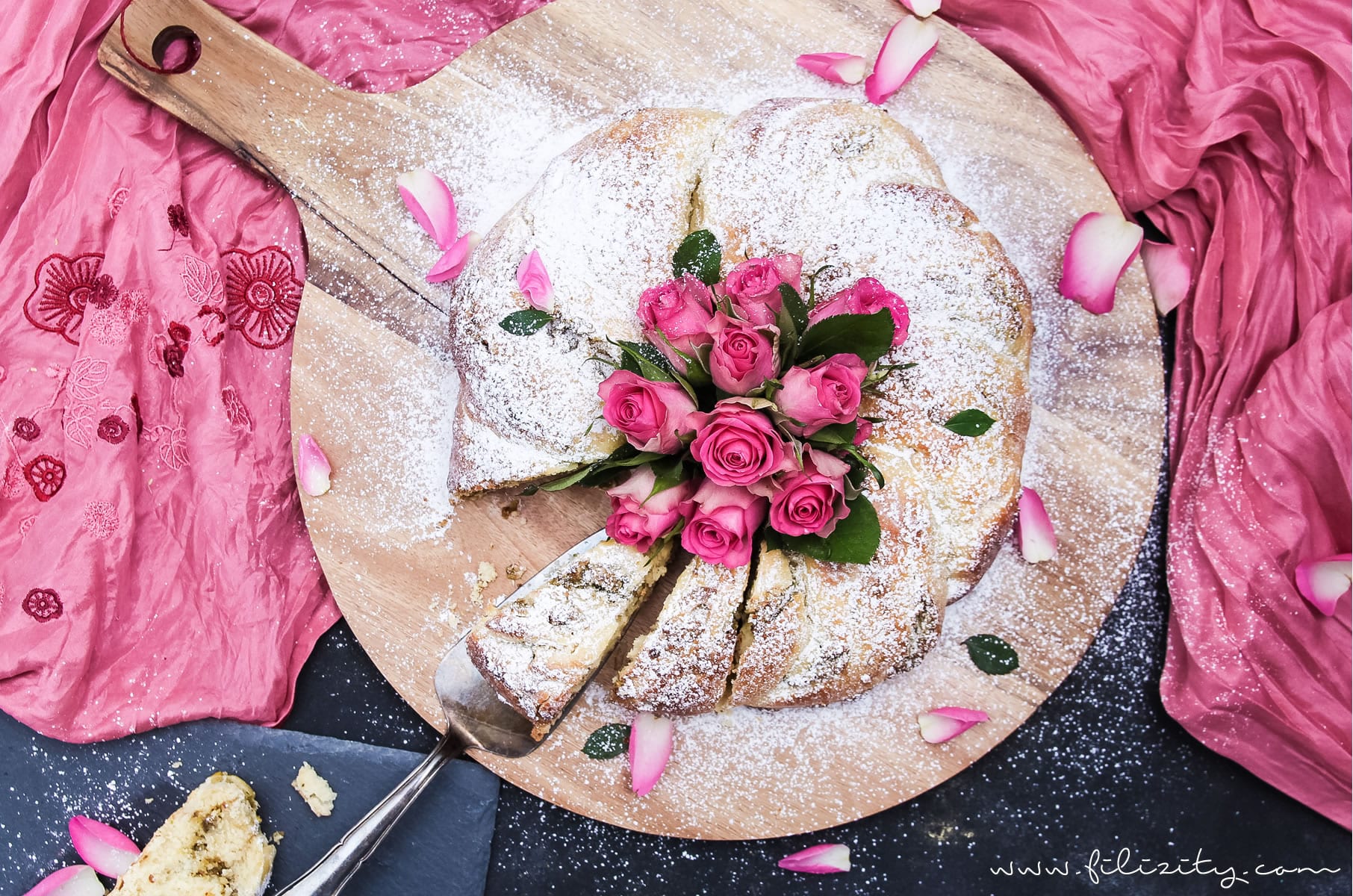 Osterkranz backen mit diesem einfachen Osterkranz Rezept | Hefekranz mit orientalischer Pistazien-Rosen-Füllung zu Ostern | Filizitiy.com | Food-Blog aus dem Rheinland #ostern #osterrezept #osterkranz