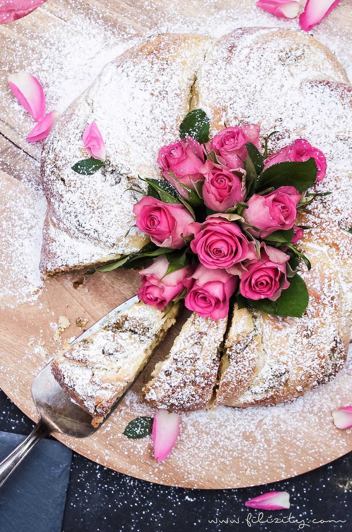 Osterkranz backen mit diesem einfachen Osterkranz Rezept | Hefekranz mit orientalischer Pistazien-Rosen-Füllung zu Ostern | Filizitiy.com | Food-Blog aus dem Rheinland #ostern #osterrezept #osterkranz