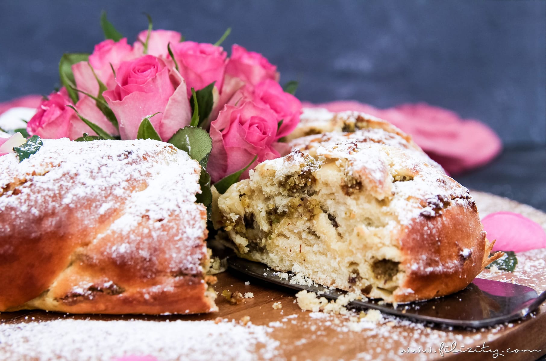 Osterkranz backen mit diesem einfachen Osterkranz Rezept | Hefekranz mit orientalischer Pistazien-Rosen-Füllung zu Ostern | Filizitiy.com | Food-Blog aus dem Rheinland #ostern #osterrezept #osterkranz