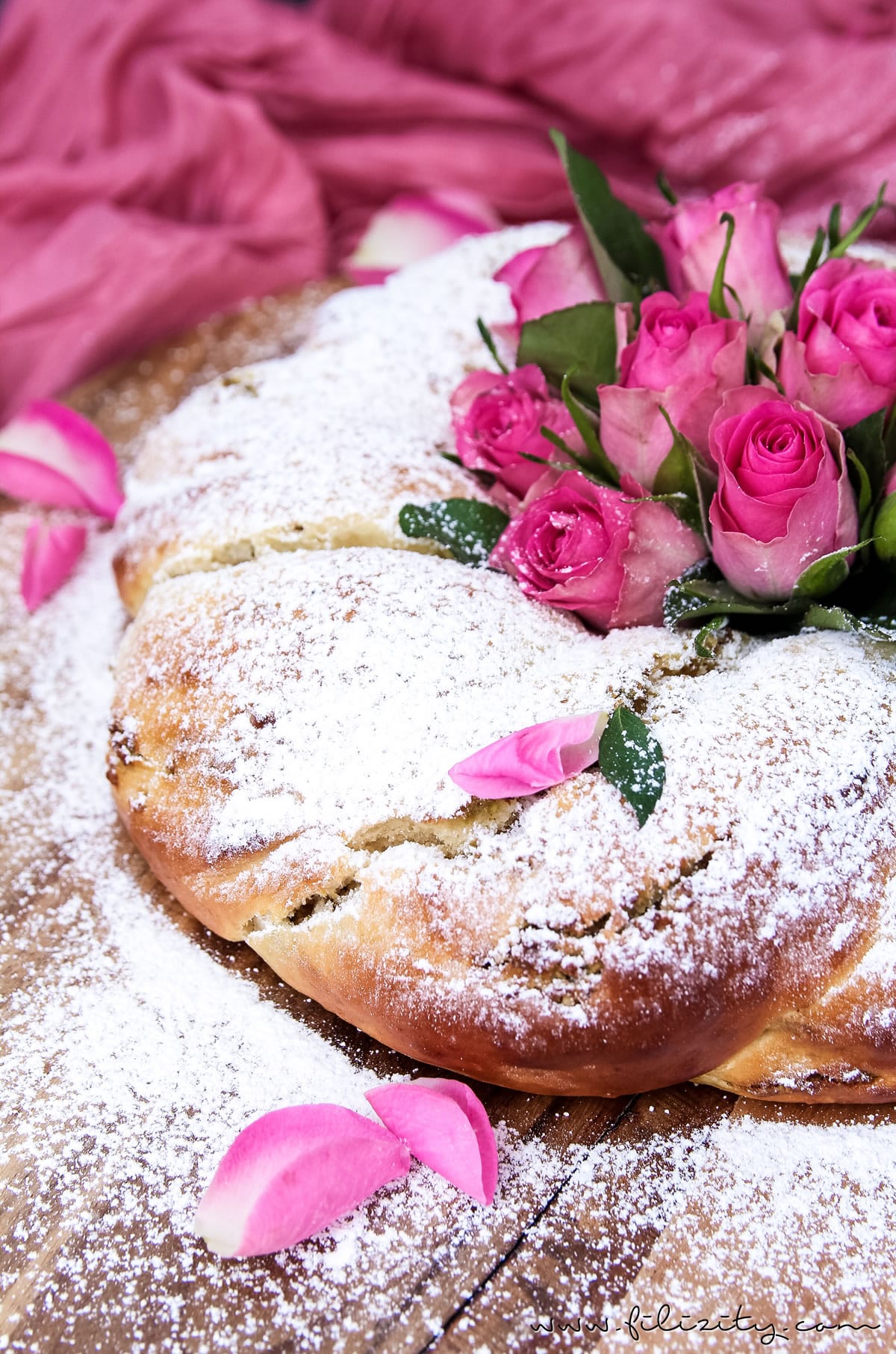 Osterkranz backen mit diesem einfachen Osterkranz Rezept | Hefekranz mit orientalischer Pistazien-Rosen-Füllung zu Ostern | Filizitiy.com | Food-Blog aus dem Rheinland #ostern #osterrezept #osterkranz