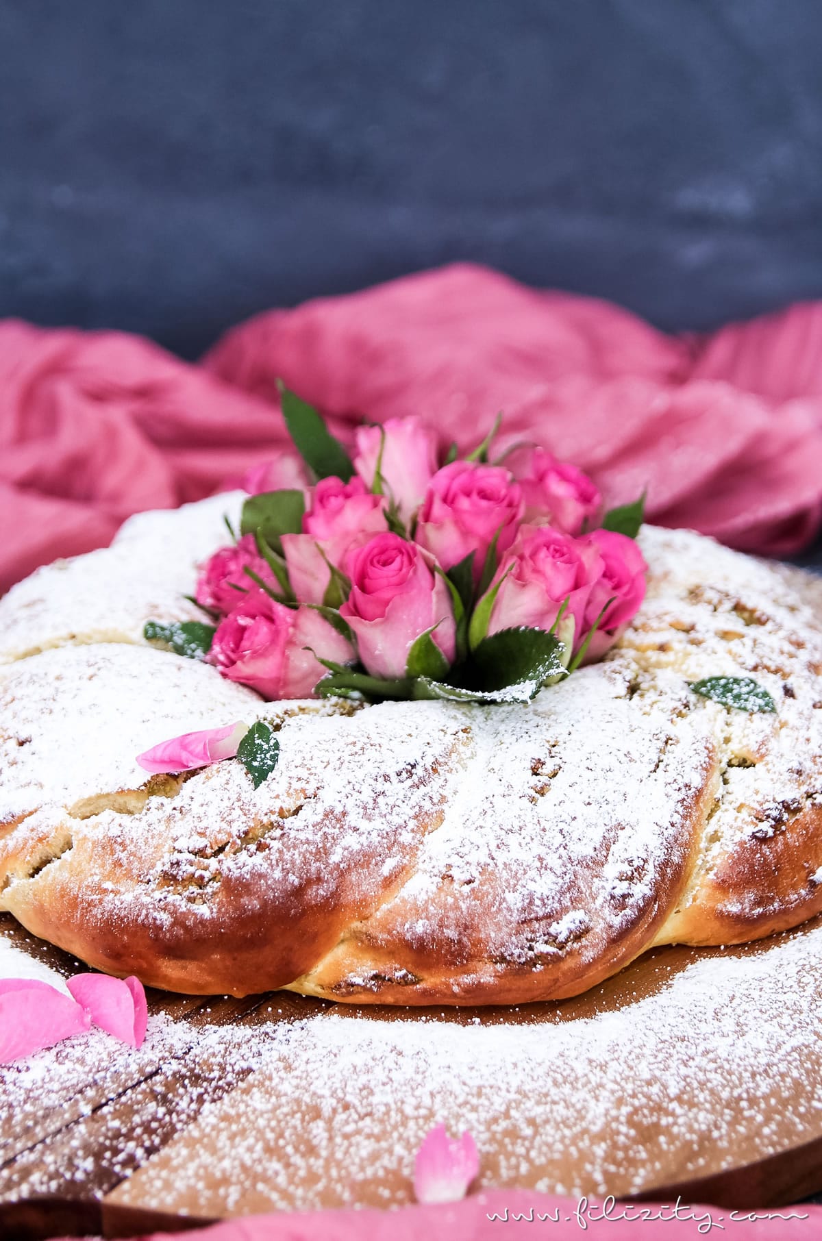 Osterkranz backen mit diesem einfachen Osterkranz Rezept | Hefekranz mit orientalischer Pistazien-Rosen-Füllung zu Ostern | Filizitiy.com | Food-Blog aus dem Rheinland #ostern #osterrezept #osterkranz