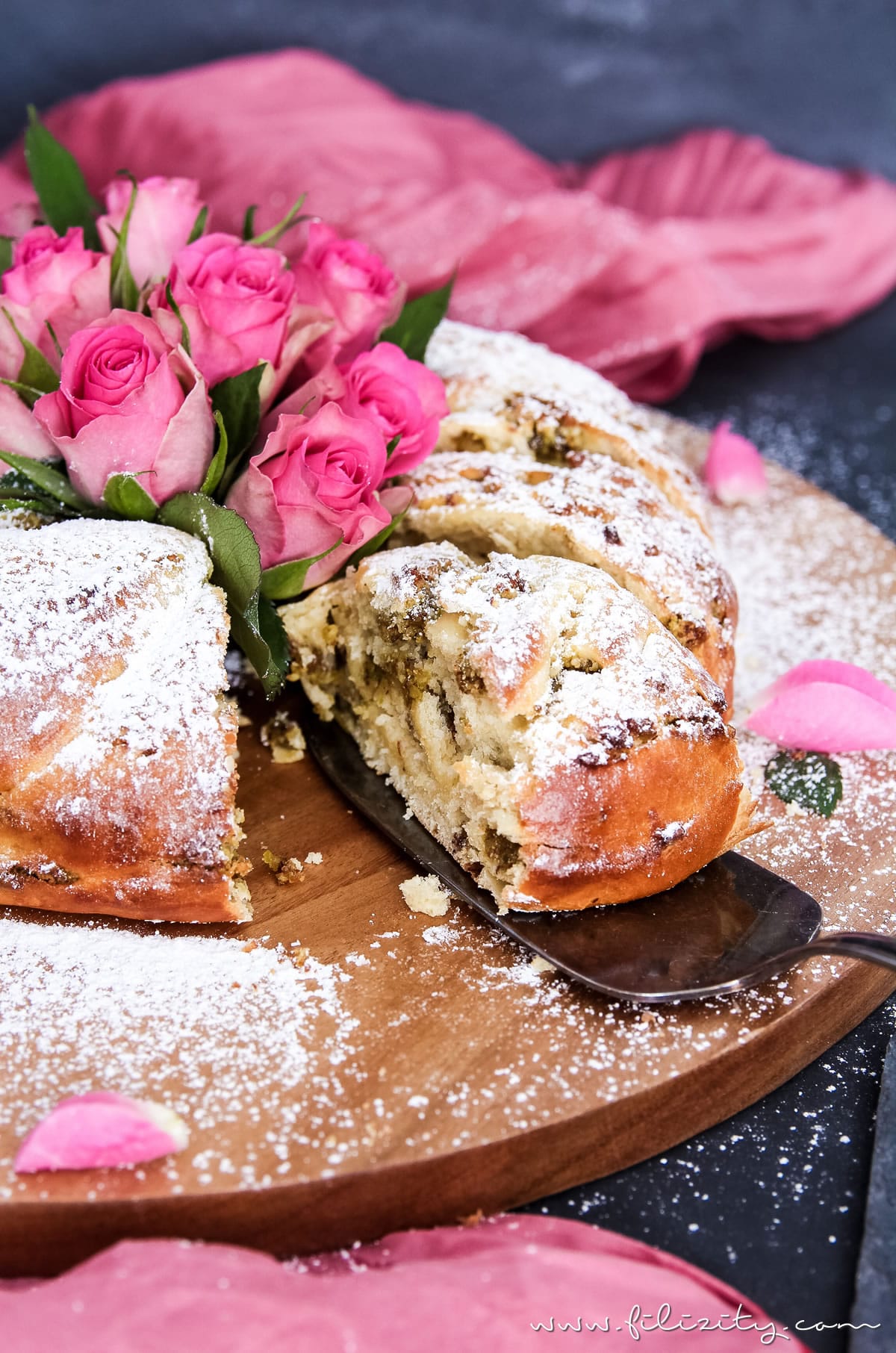 Osterkranz backen mit diesem einfachen Osterkranz Rezept | Hefekranz mit orientalischer Pistazien-Rosen-Füllung zu Ostern | Filizitiy.com | Food-Blog aus dem Rheinland #ostern #osterrezept #osterkranz