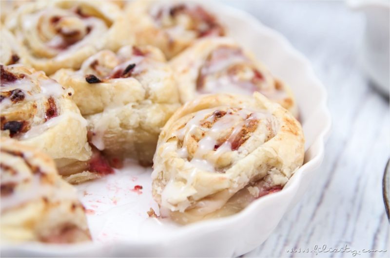 Erdbeer-Blätterteig-Schnecken mit Pistazien-Frischkäse - Filizity.com