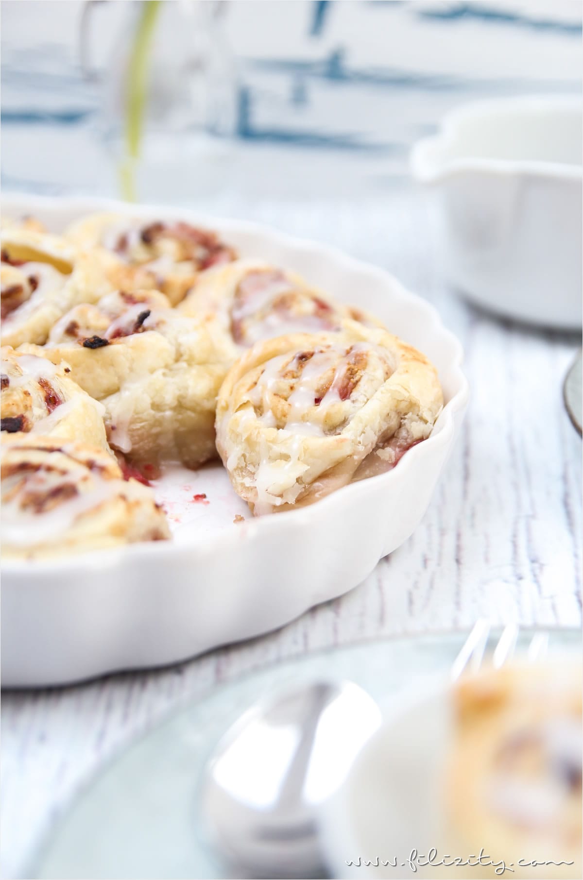 Sommer-Rezept: Erdbeer-Blätterteig-Schnecken mit Pistazien-Frischkäse