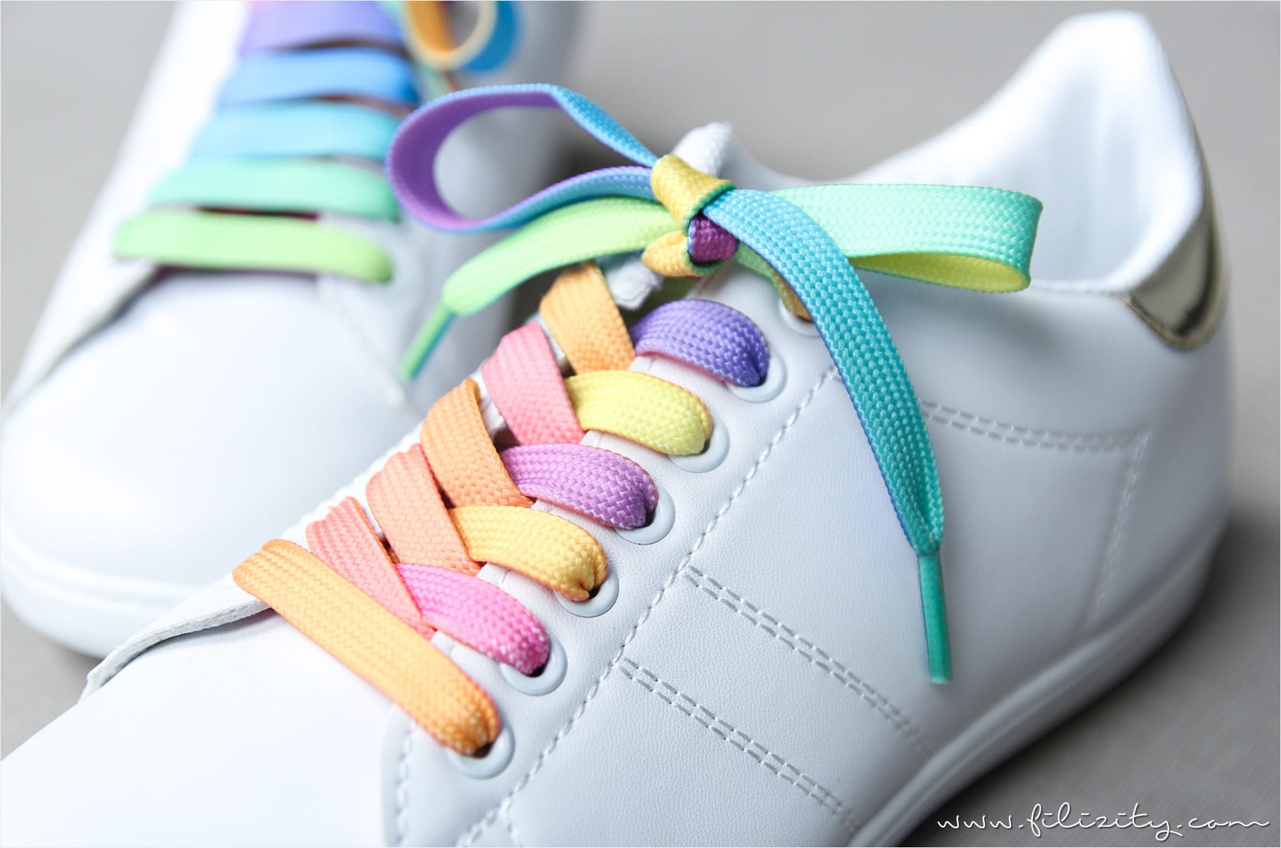 DIY Regenbogen-/Einhorn-Schuhe aus weißen Sneakers