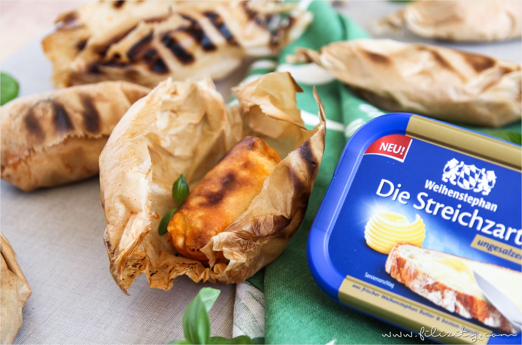 Gefüllte Grillbrote mit Tomaten-Paprika-Butter - Filizity.com