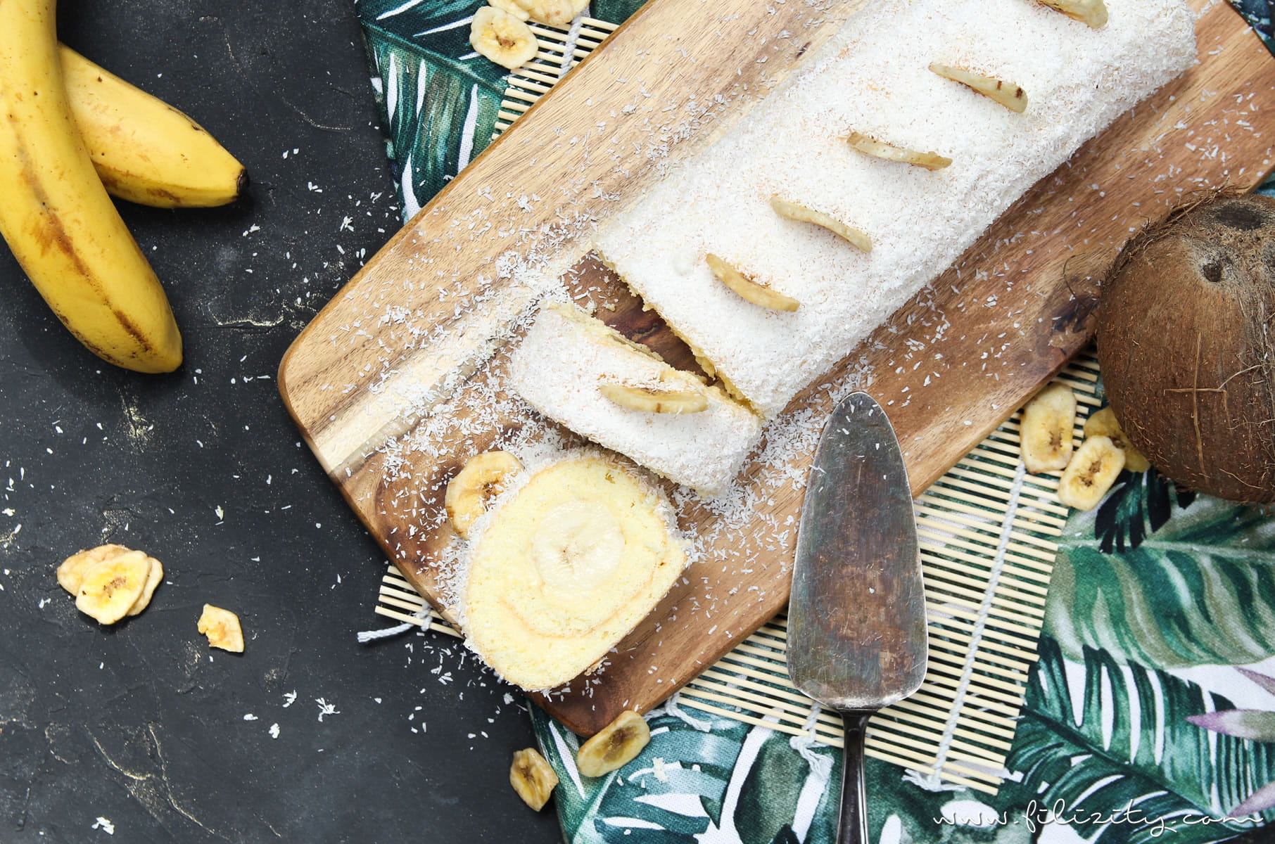 Einfaches Tortenrezept: Bananen-Kokos-Biskuitrolle mit Puddingcreme - Nicht nur im Sommer ein Hit! | Filizity.com | Food-Blog aus dem Rheinland #torte #kuchen #biskuit #bananaaaa