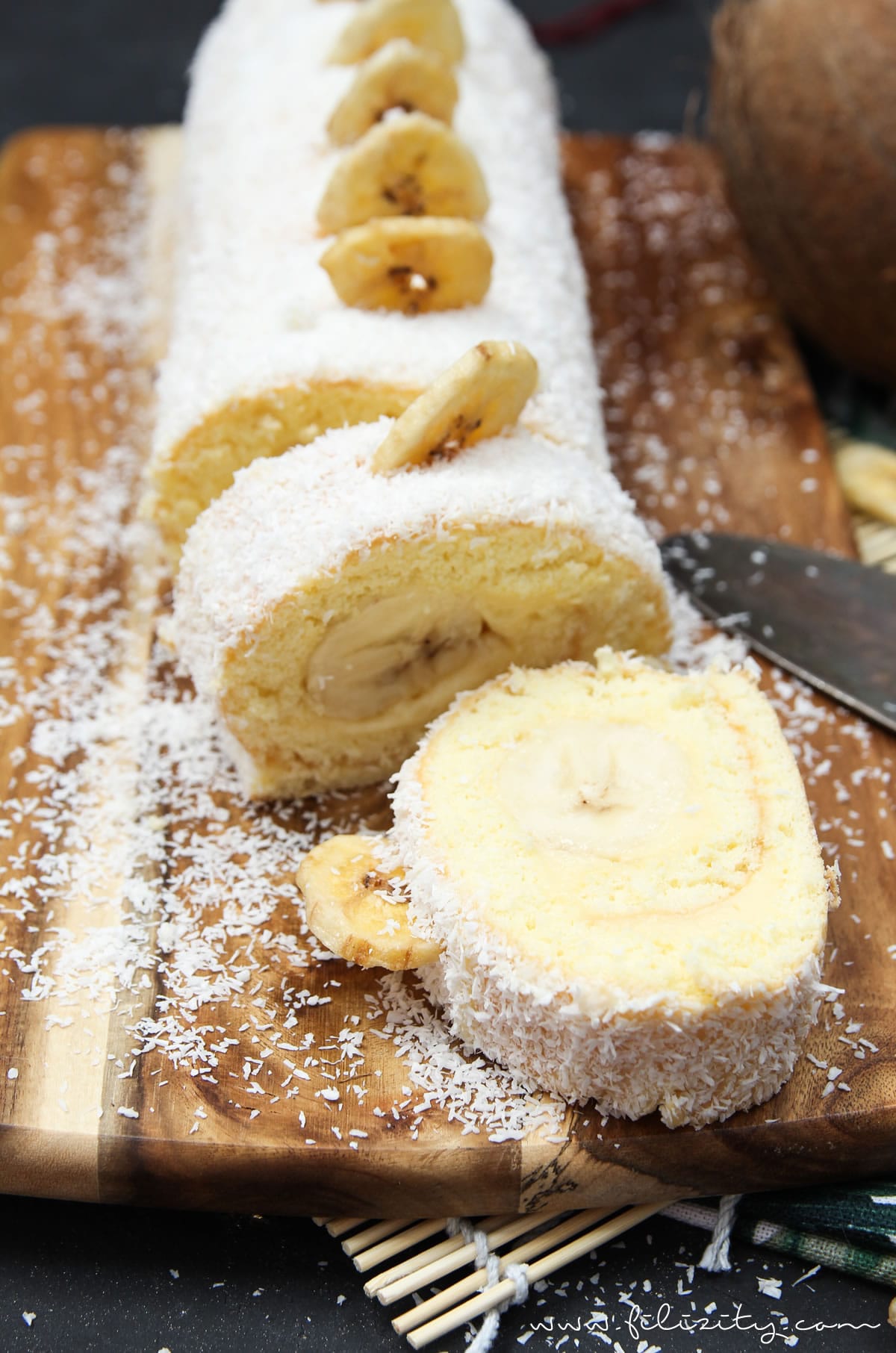 Einfaches Tortenrezept: Bananen-Kokos-Biskuitrolle mit Puddingcreme - Nicht nur im Sommer ein Hit! | Filizity.com | Food-Blog aus dem Rheinland #torte #kuchen #biskuit #bananaaaa