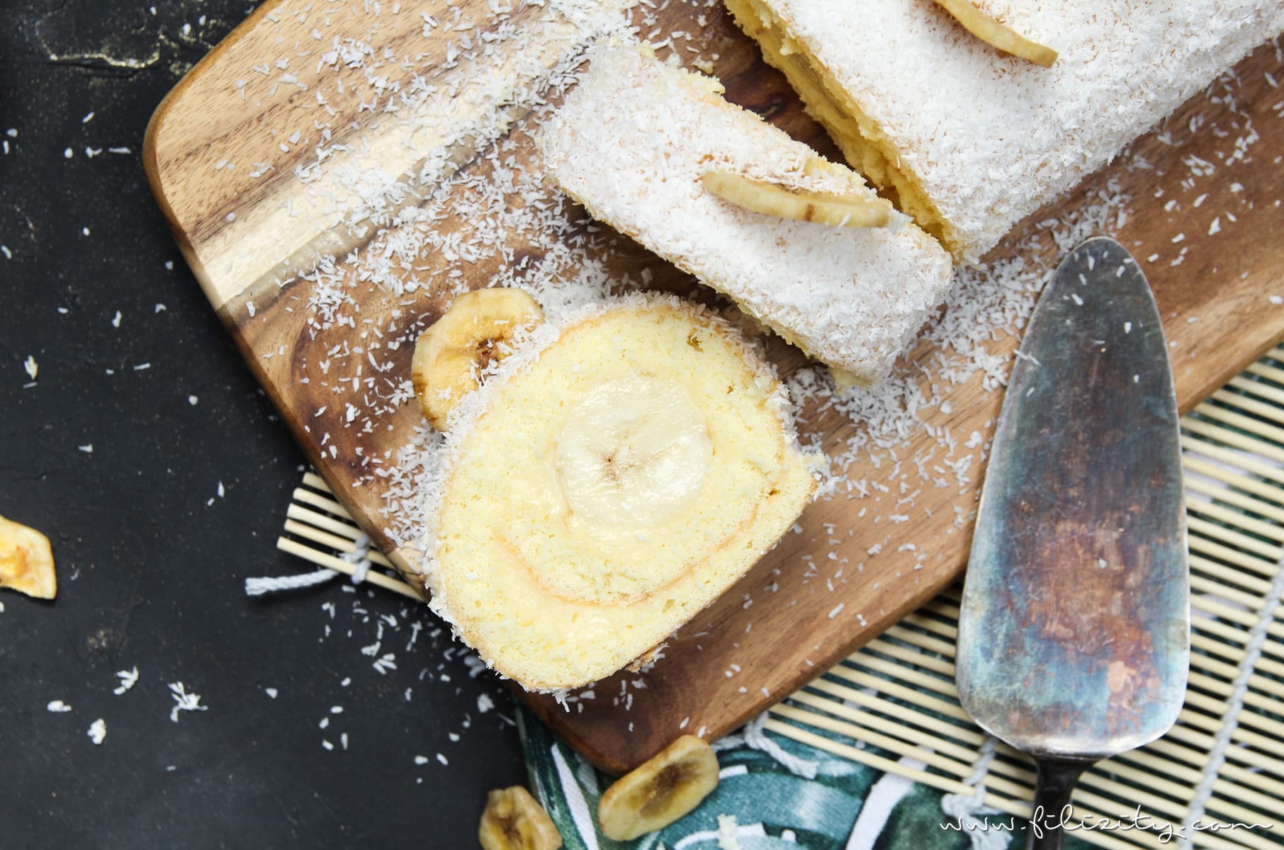 Einfaches Tortenrezept: Bananen-Kokos-Biskuitrolle mit Puddingcreme - Nicht nur im Sommer ein Hit! | Filizity.com | Food-Blog aus dem Rheinland #torte #kuchen #biskuit #bananaaaa