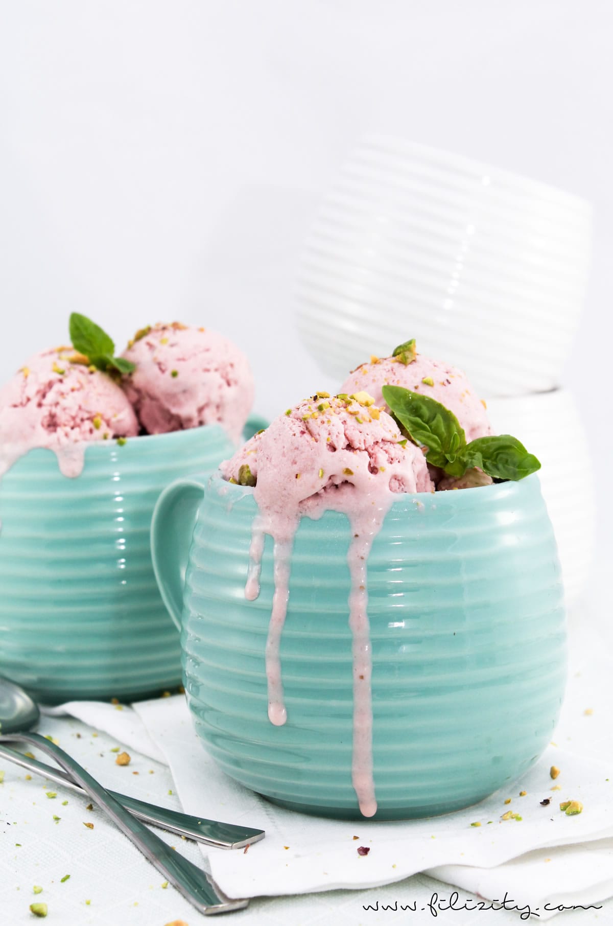 Sommer-Rezept: Erdbeer-Mascarpone-Eis mit Basilikum