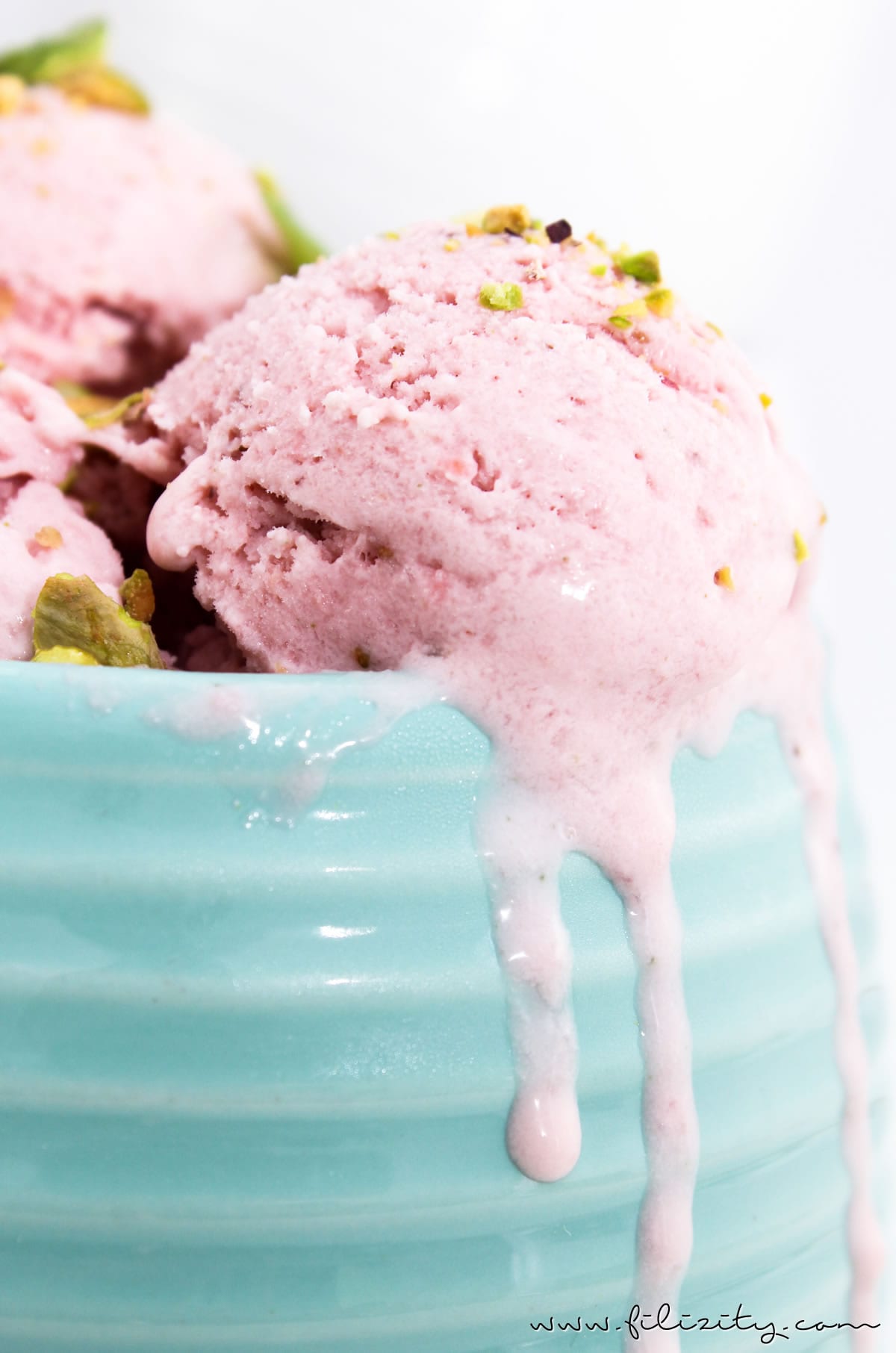 Sommer-Rezept: Erdbeer-Mascarpone-Eis mit Basilikum