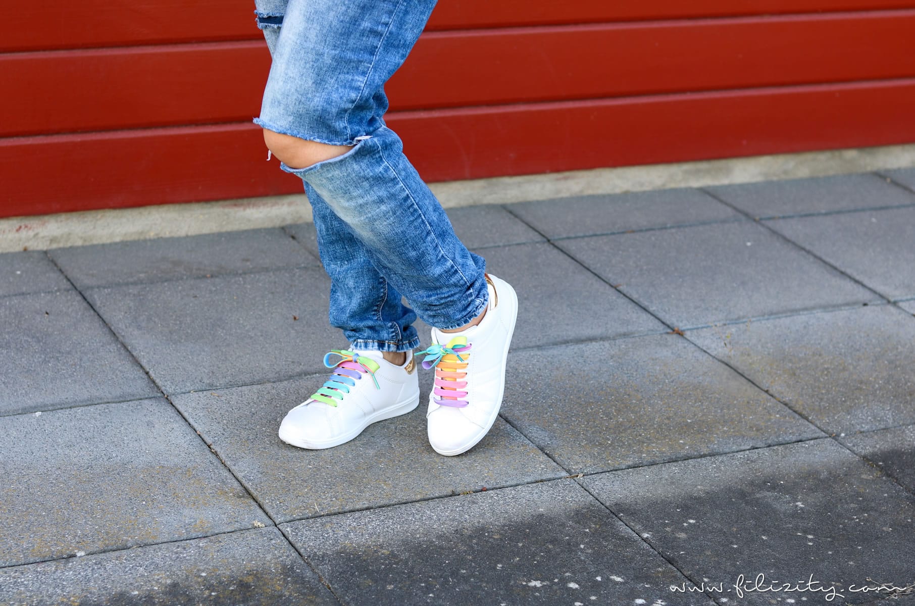 Lässiges Sommer-Outfit mit DIY-Shirt und Einhorn-Sneakers