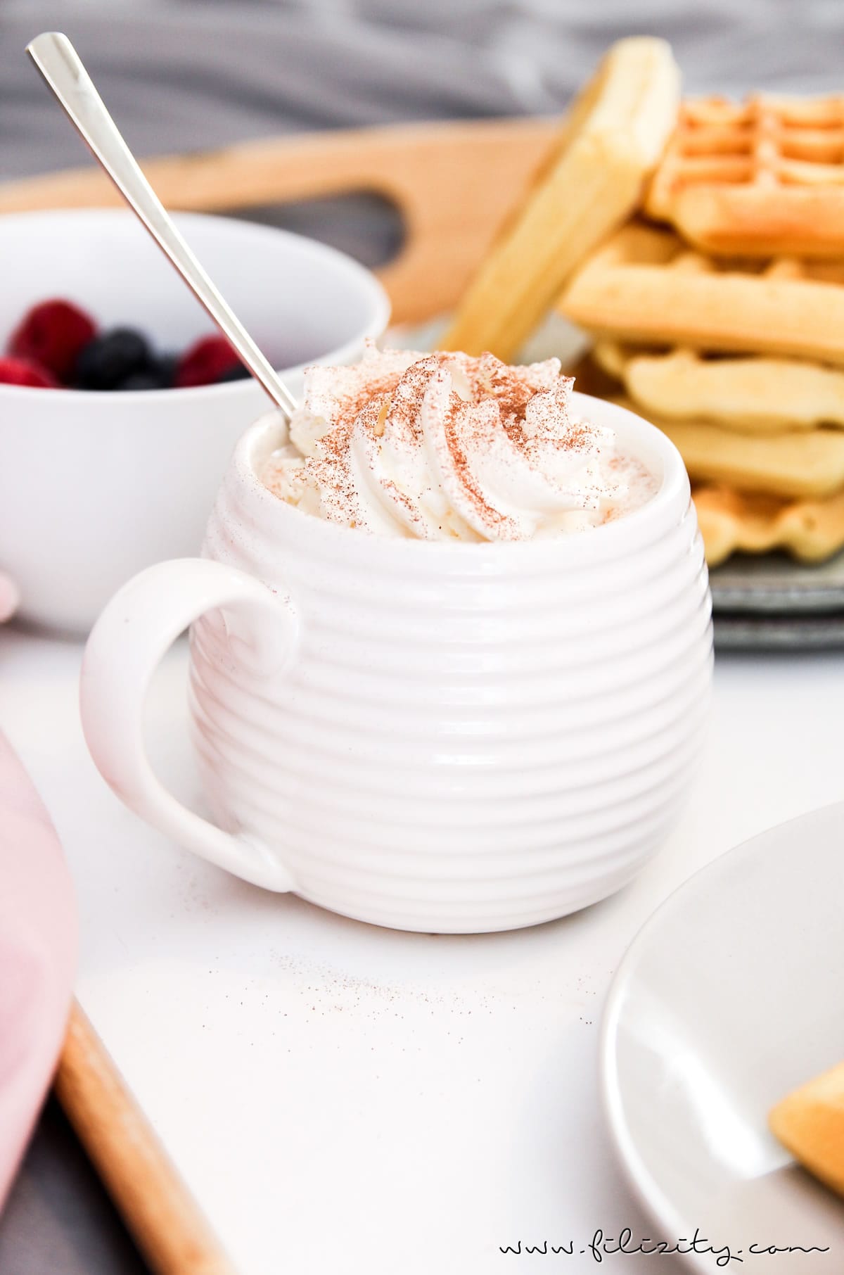 Grundrezept für fluffige knusprige Waffeln - perfekt zum Frühstück oder zum Kaffee