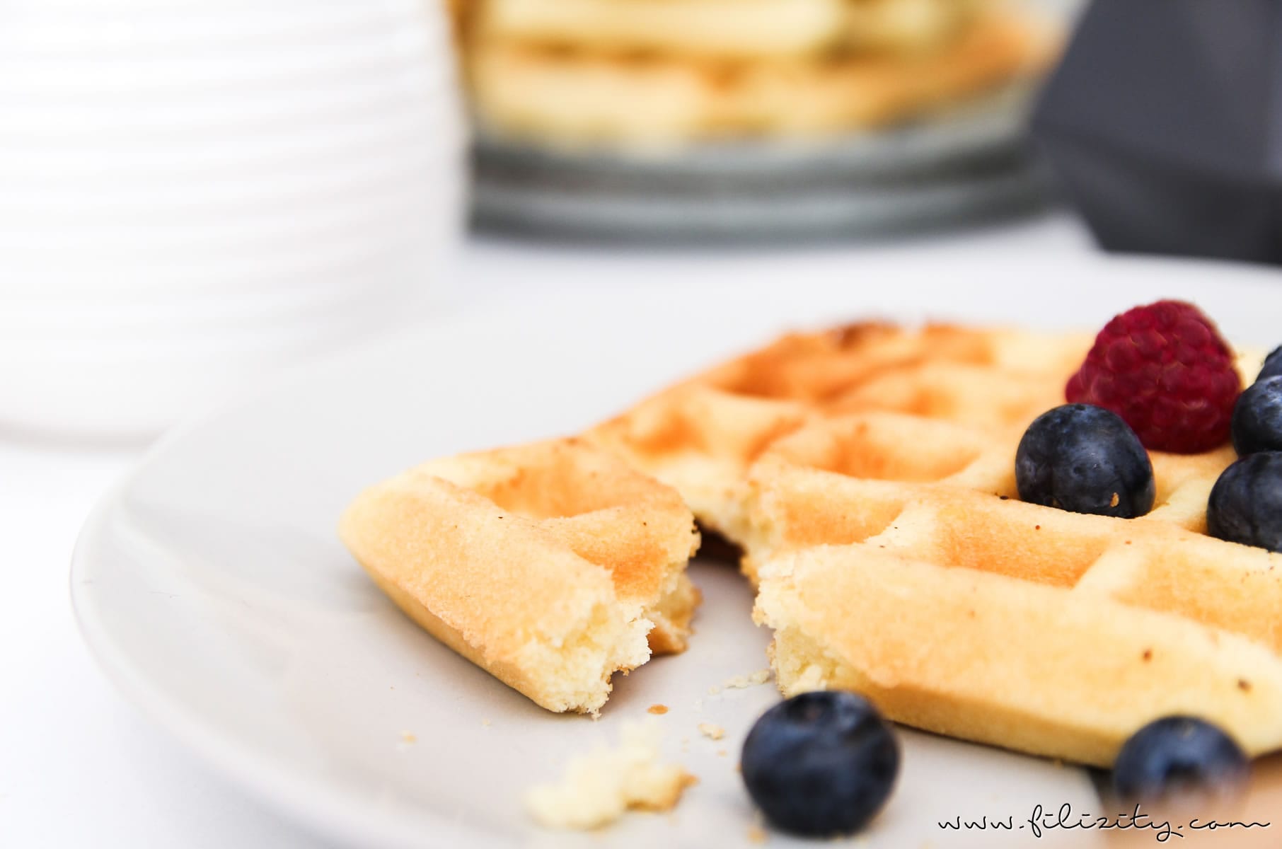 Grundrezept für fluffige knusprige Waffeln - perfekt zum Frühstück oder zum Kaffee