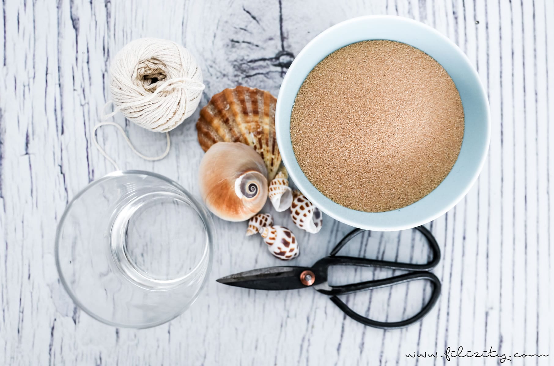 DIY Hänge-Deko mit Muscheln und Sand – Konserviere deinen Sommerurlaub #sommer #muscheln #sand #makramee