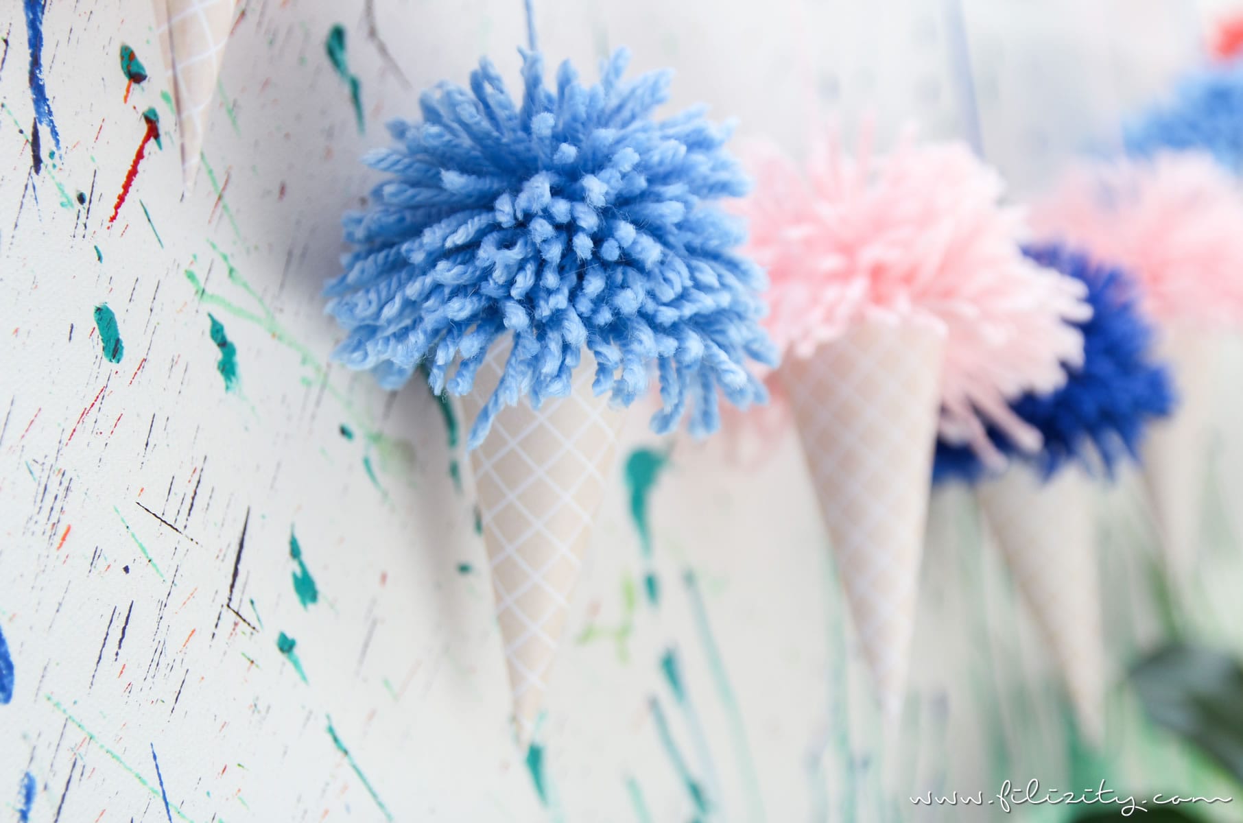 Sommer-Party: Eis-Girlande mit Pom Pons - DIY Party Deko