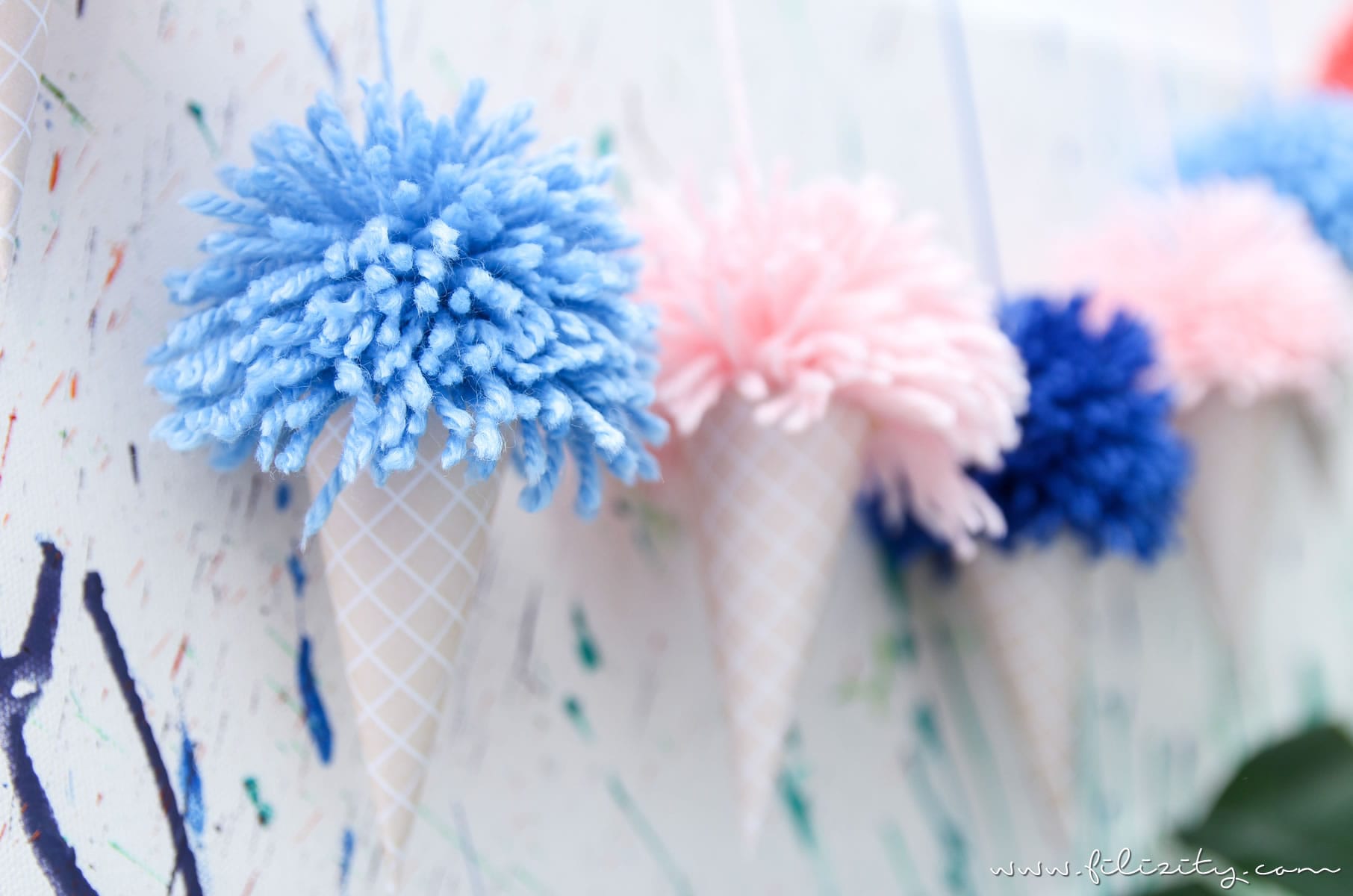 Sommer-Party: Eis-Girlande mit Pom Pons - DIY Party Deko