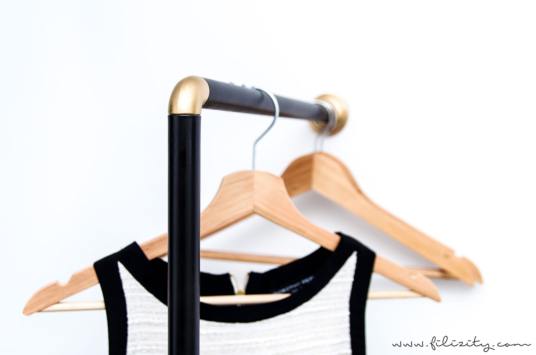Deko-DIY: Garderobe aus Duschstange selber bauen