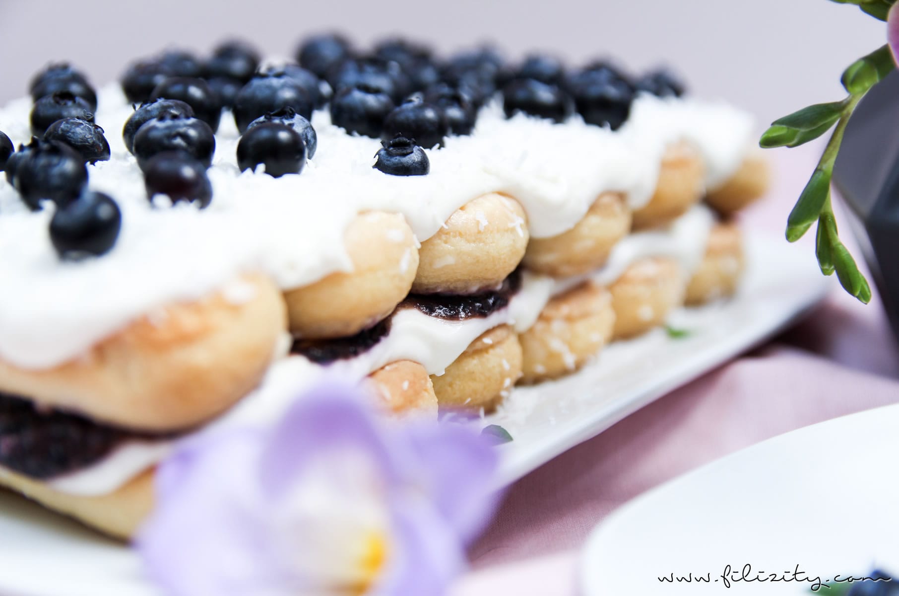 Sommer-Dessert Rezept: Blaubeer-Tiramisu mit Kokos-Frischkäse-Creme