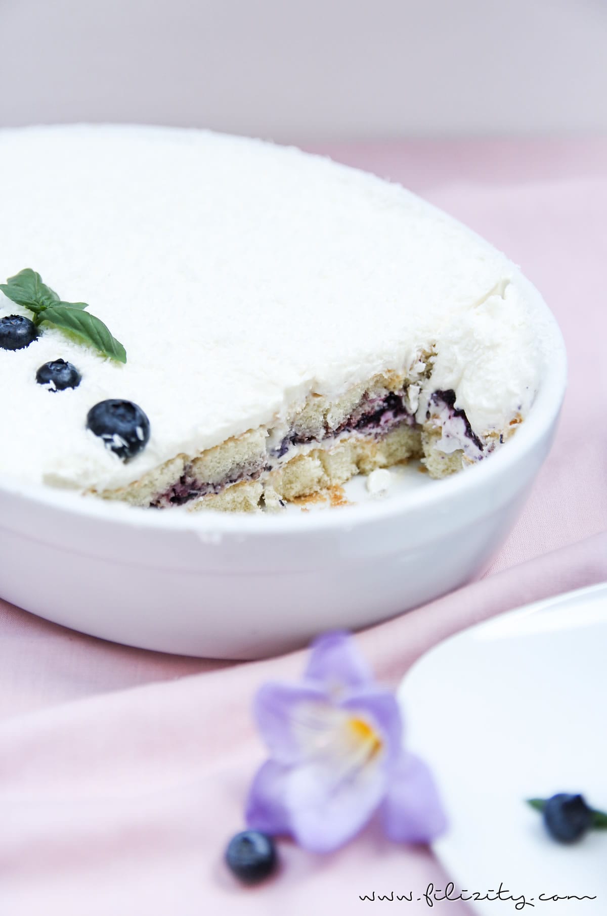 Sommer-Dessert Rezept: Blaubeer-Tiramisu mit Kokos-Frischkäse-Creme