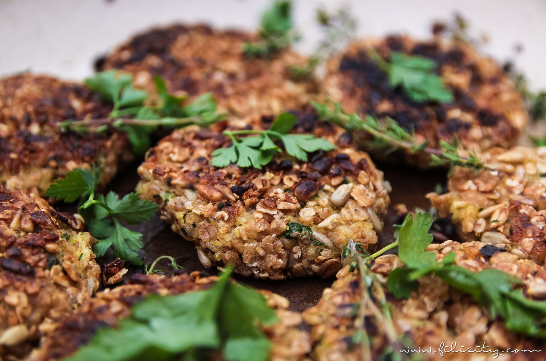 Rezept: Vegetarische Dinkel-Frikadellen, Zu Kartoffelgratin oder Nudelsalat, als Snack oder einfach im Brötchen #rezept #vegetarisch #veggie