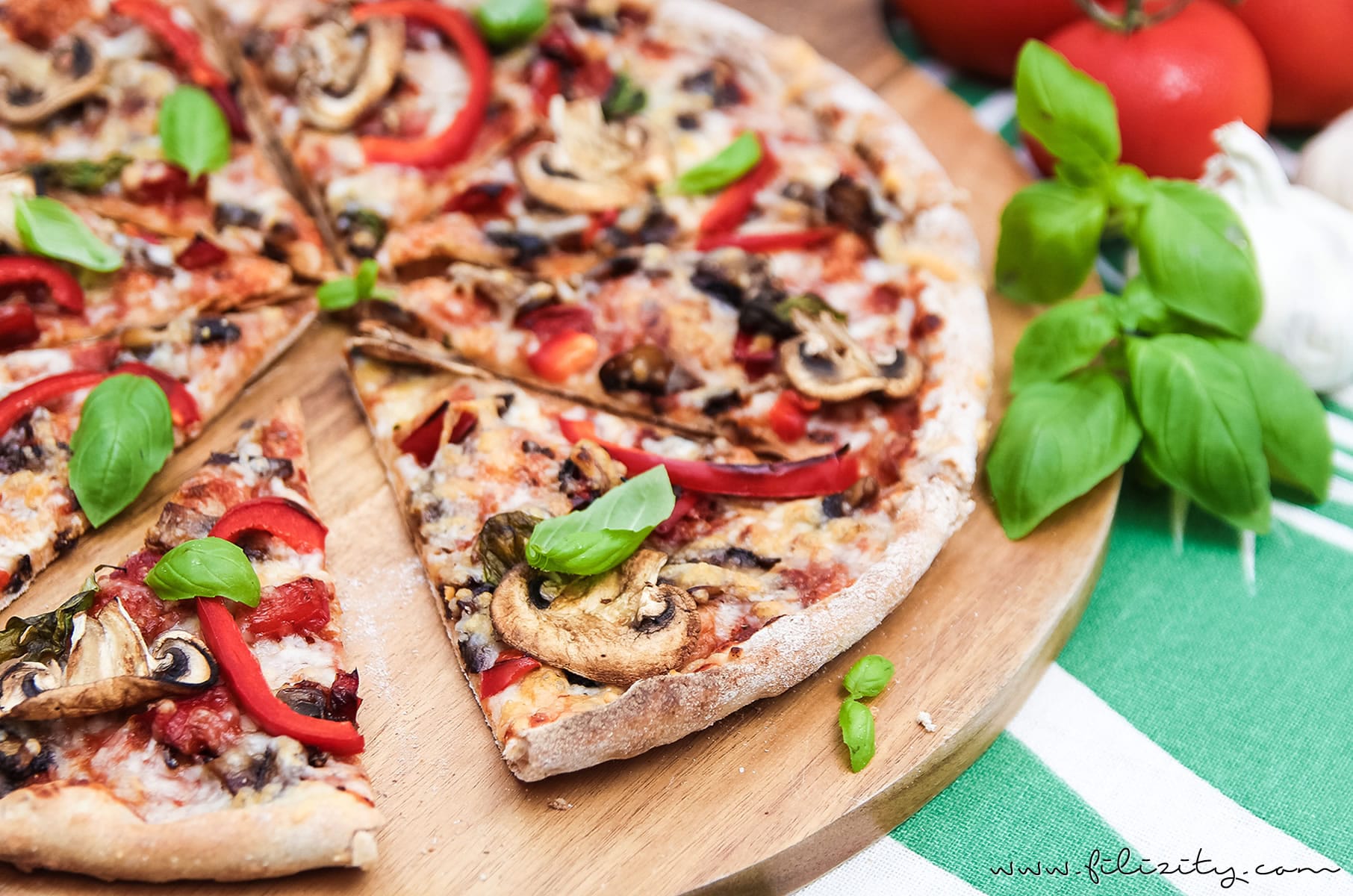 Rezept: Veggie-Pizza wie von der Pizzeria – mit Paprika & Champignons