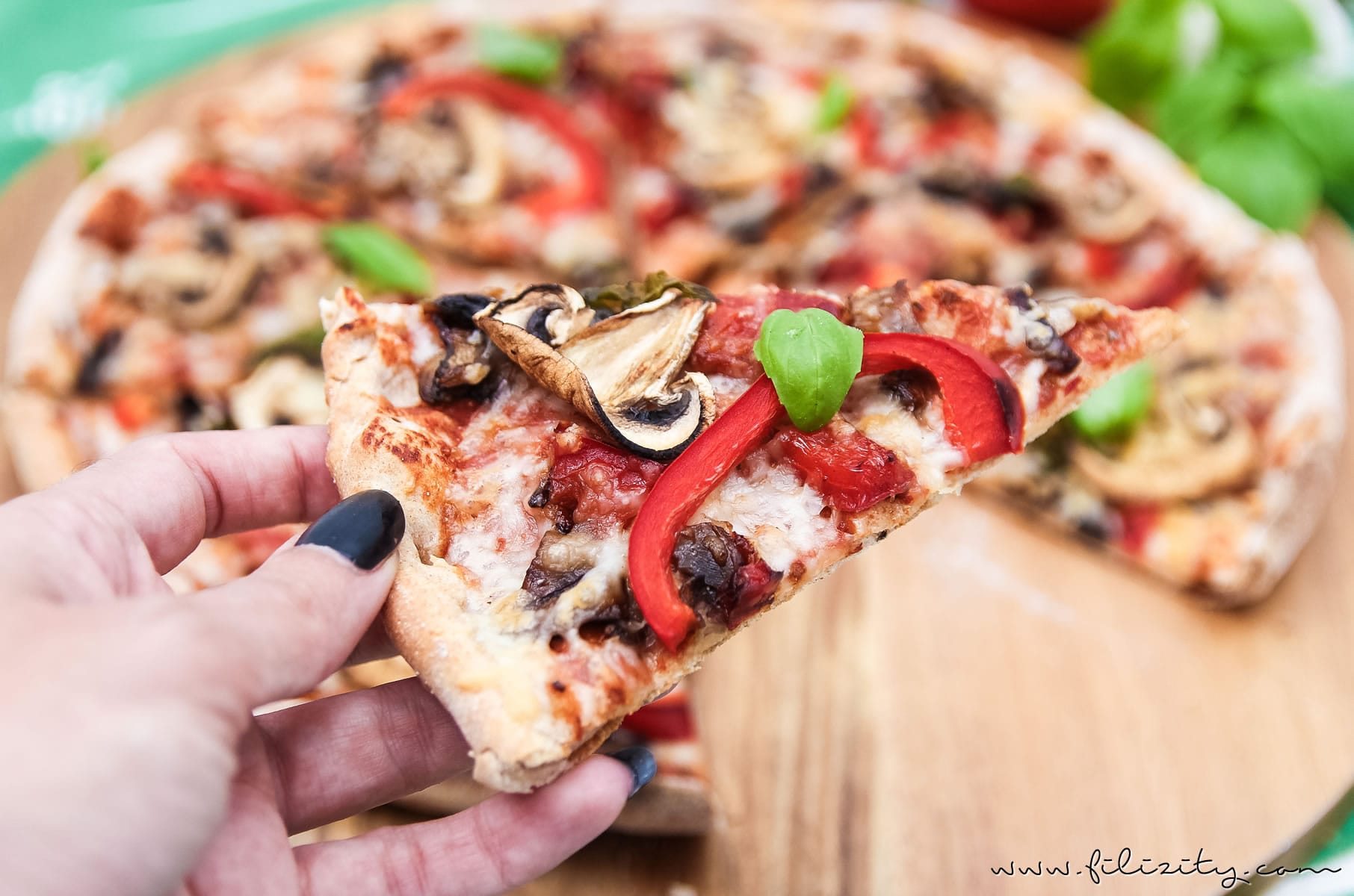 Rezept: Veggie-Pizza wie von der Pizzeria – mit Paprika & Champignons
