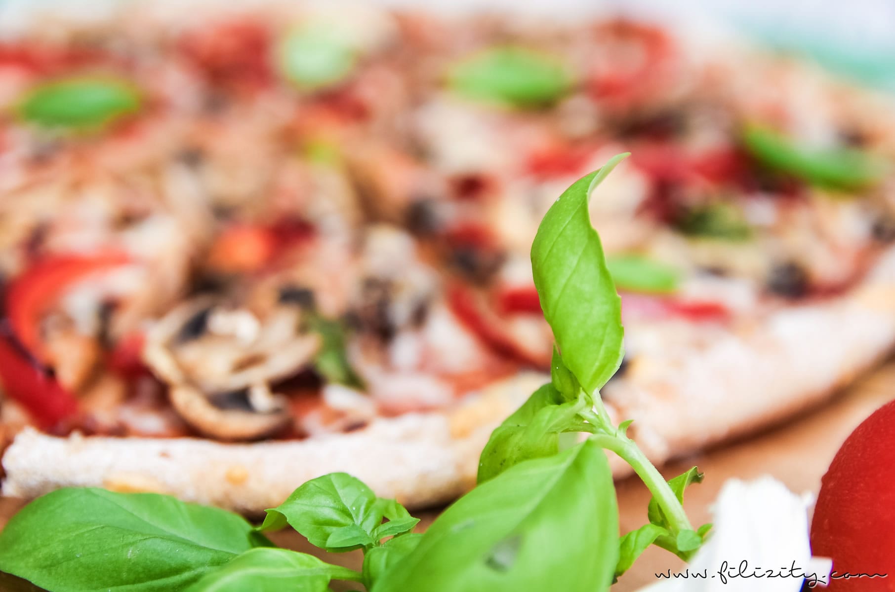 Rezept: Veggie-Pizza wie von der Pizzeria – mit Paprika & Champignons