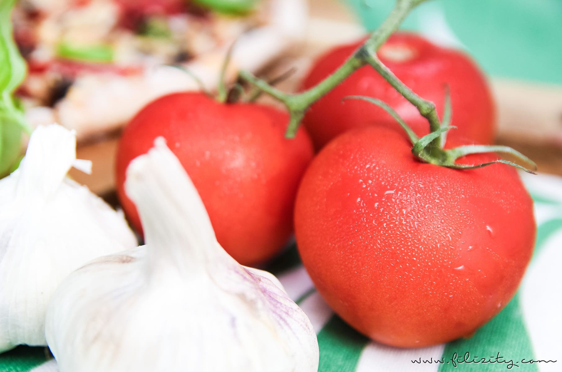 Rezept: Veggie-Pizza wie von der Pizzeria – mit Paprika & Champignons